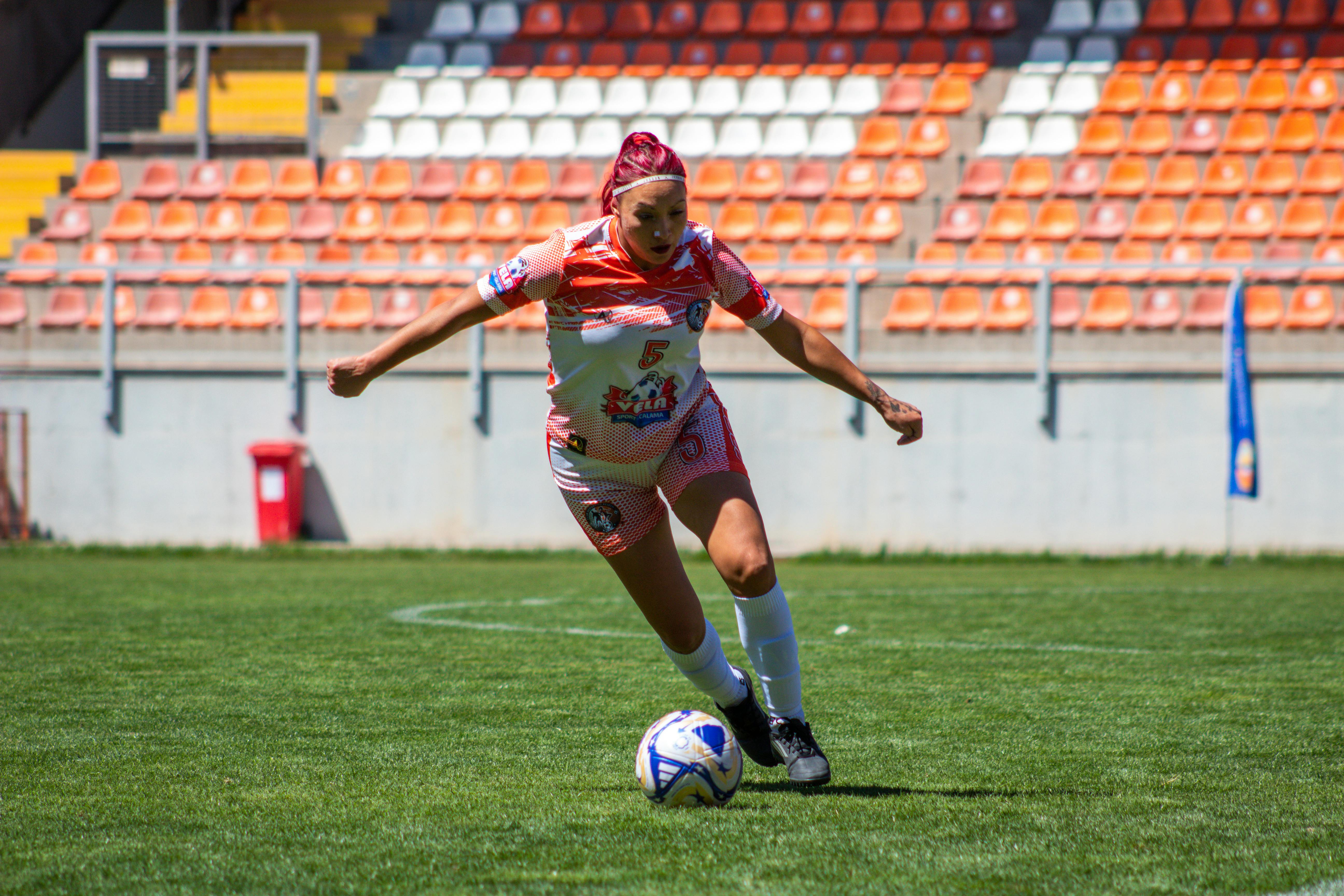 Sam Kerr nia imajen ho teknolojia video no merkadu predisaun iha fundu, hatudu ligasaun entre desportu no inovasaun.