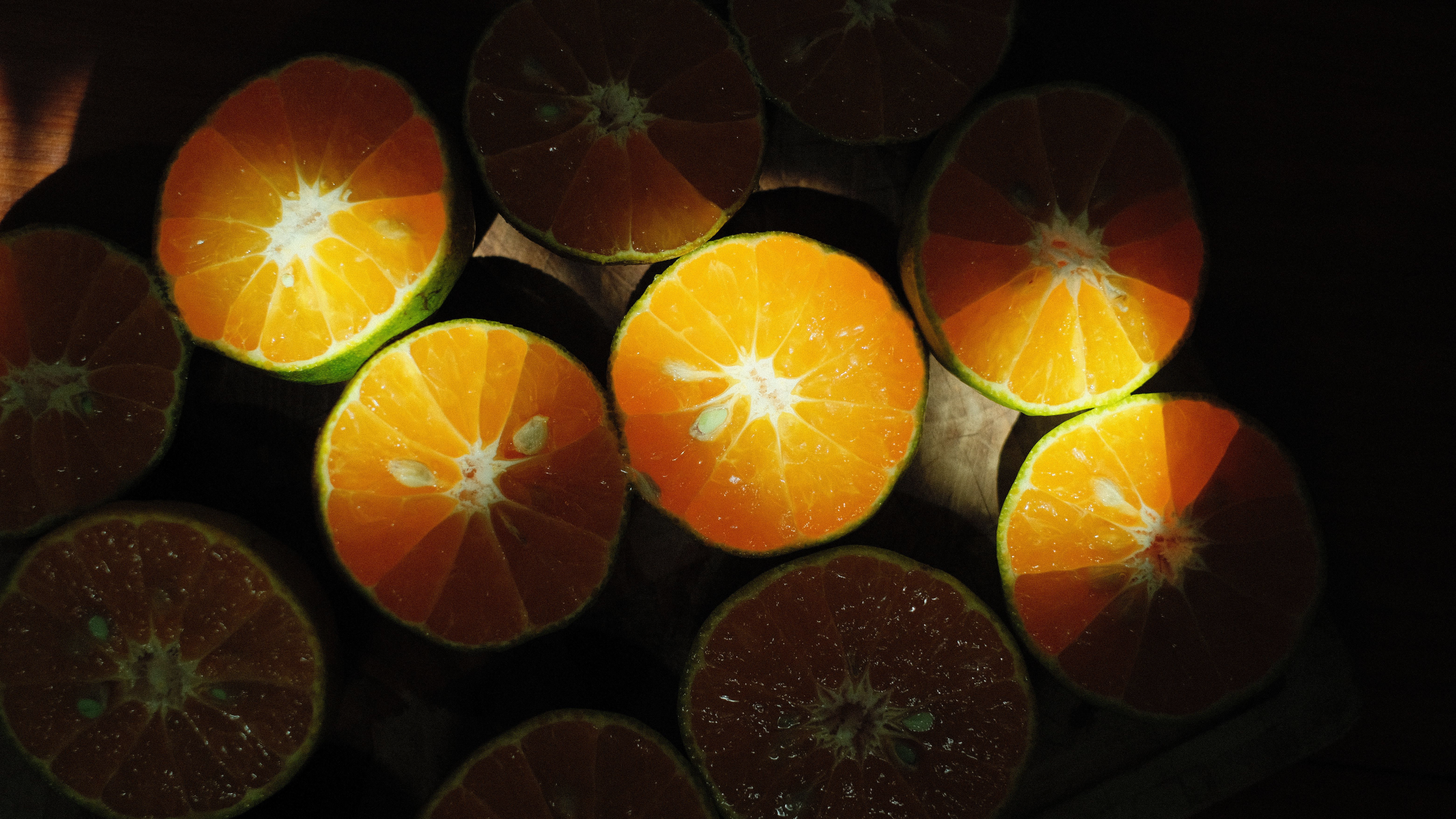Plasterki i całe owoce cytrusowe, takie jak cytryny, limonki i grejpfruty, ułożone w orzeźwiającą kompozycję, reprezentujące kategorię 'citrus'.