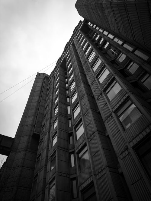 Free Black and white view of a brutalist style building in Üsküp, showcasing architectural depth and geometry. Stock Photo