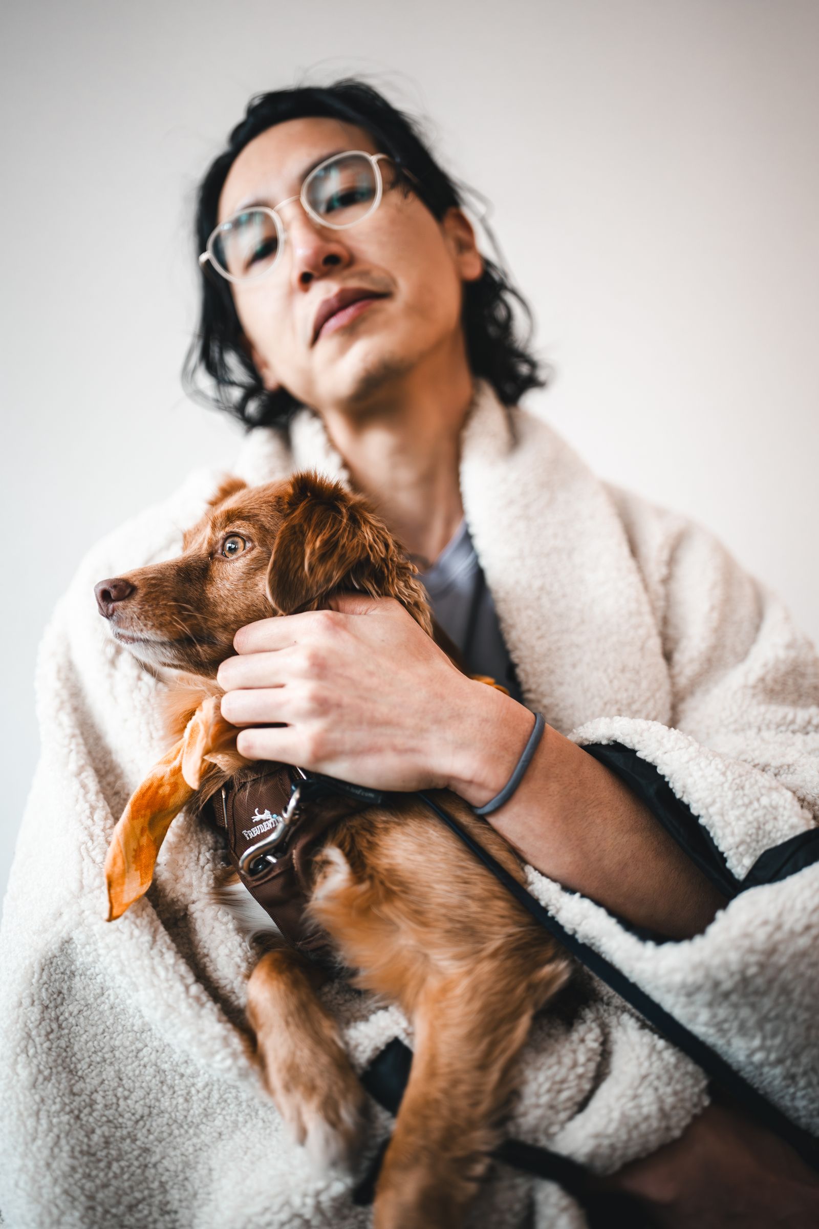 Persona con il proprio cane in casa