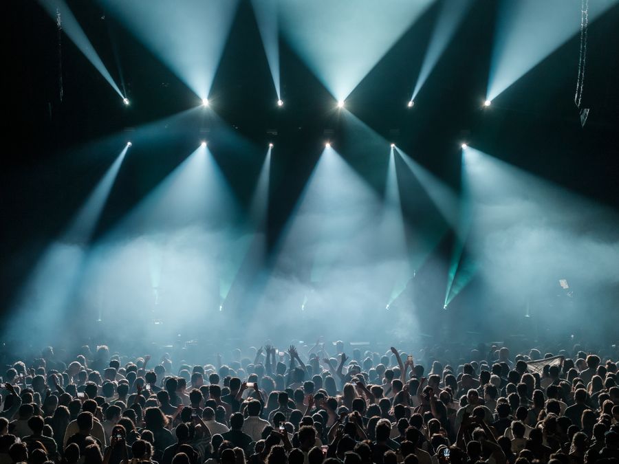 Festival con público y luces de escenario