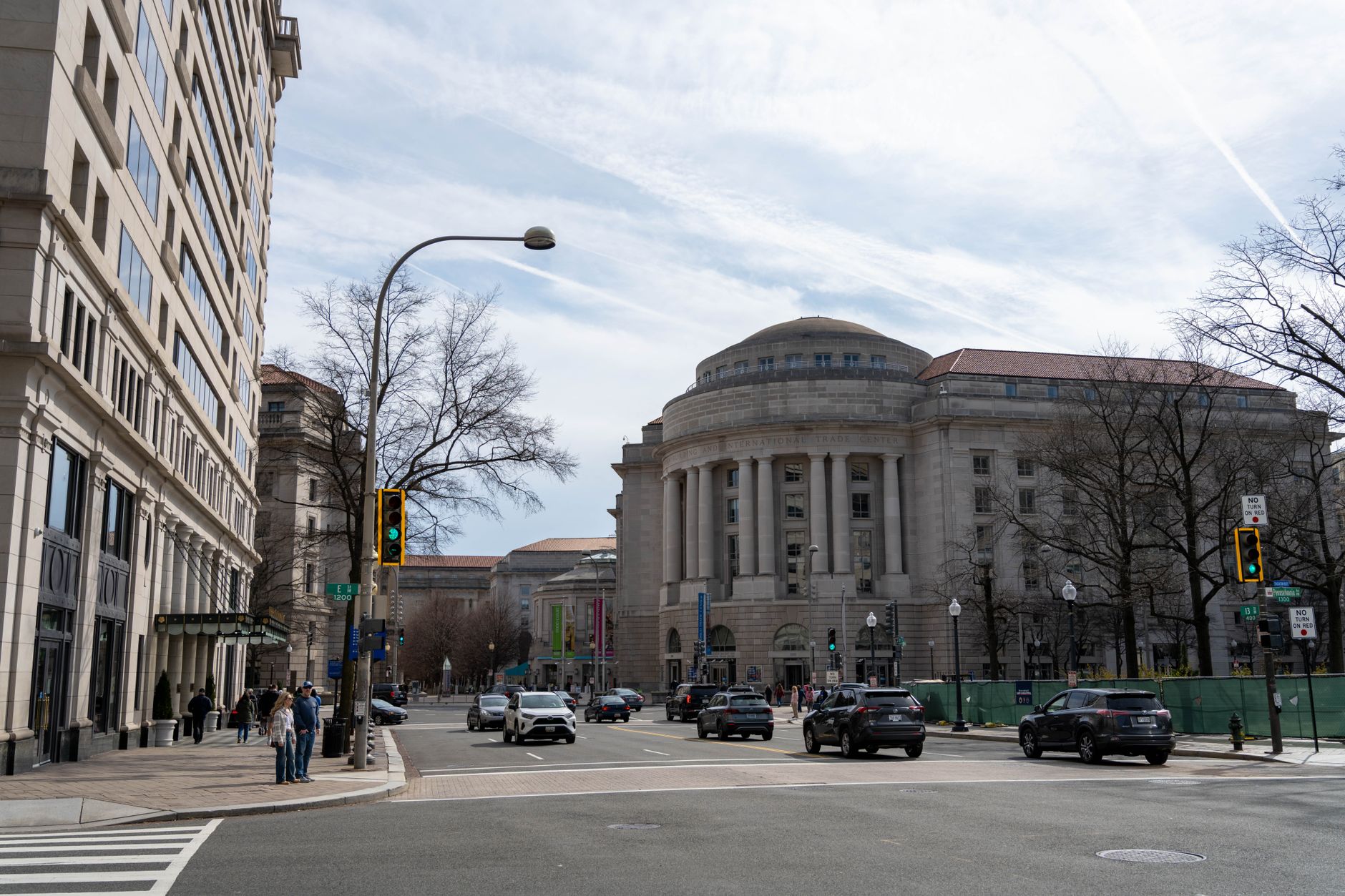 Washington DC'de yüksek binalar ve sokak görünümü