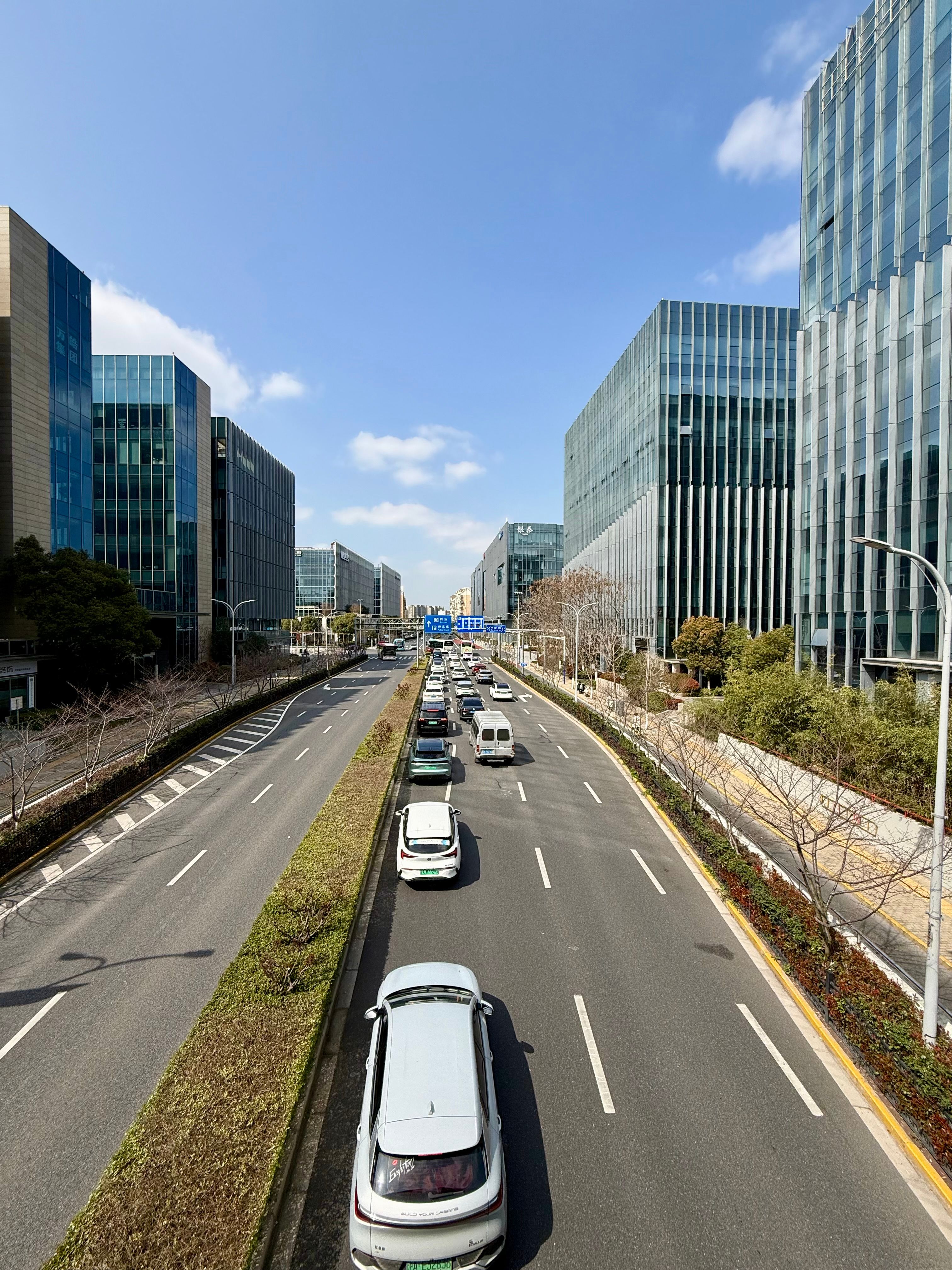 Modern City Street with Traffic in Shanghai · Free Stock Photo