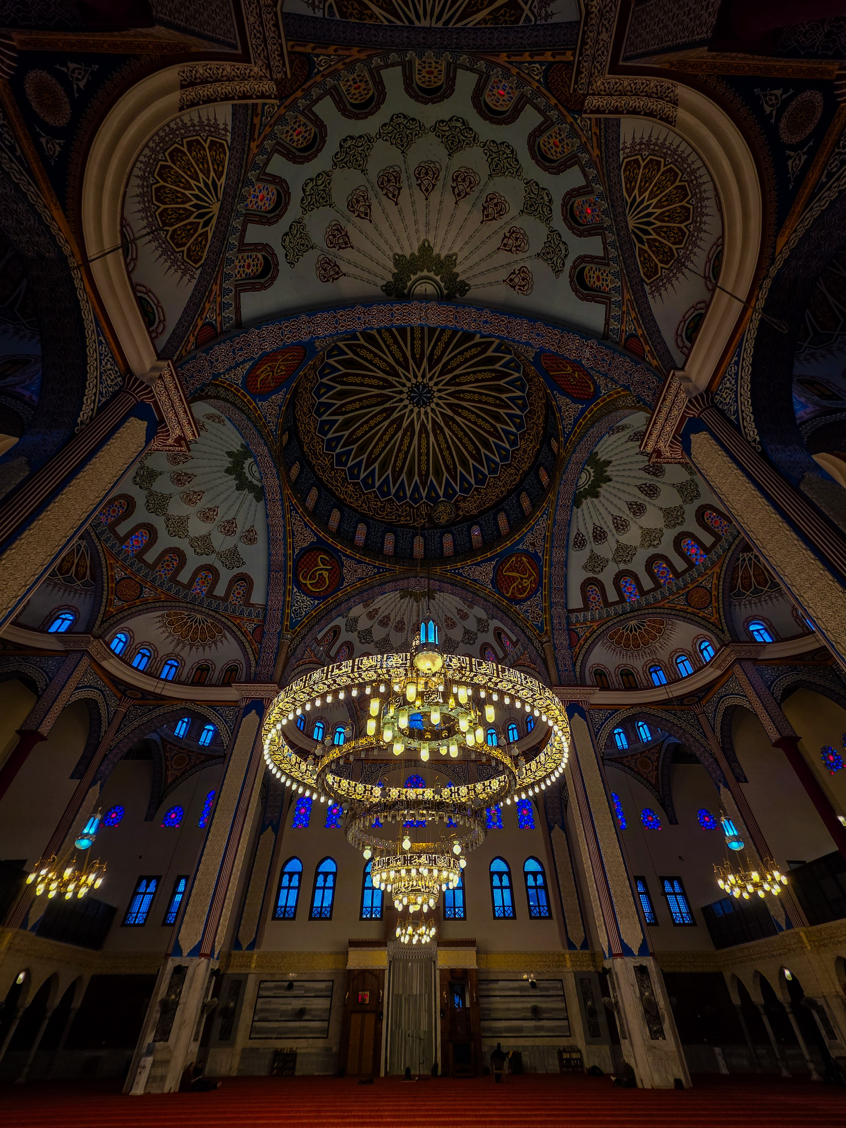 Ornate Mosque Interior with Magnificent Chandelier · Free Stock Photo