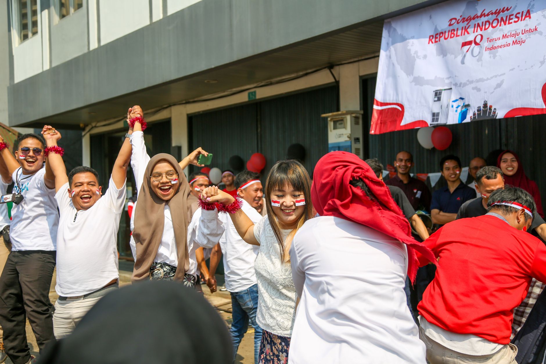 Suporter dari berbagai negara memenuhi kawasan penggemar Los Angeles dengan bendera dan layar pertandingan raksasa