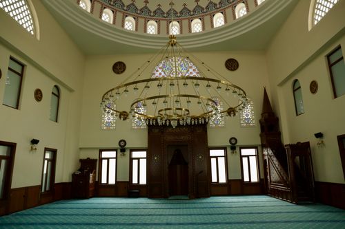 Free An intricate interior of a mosque in Ankara showcasing Islamic architecture with a beautiful dome and chandelier. Stock Photo