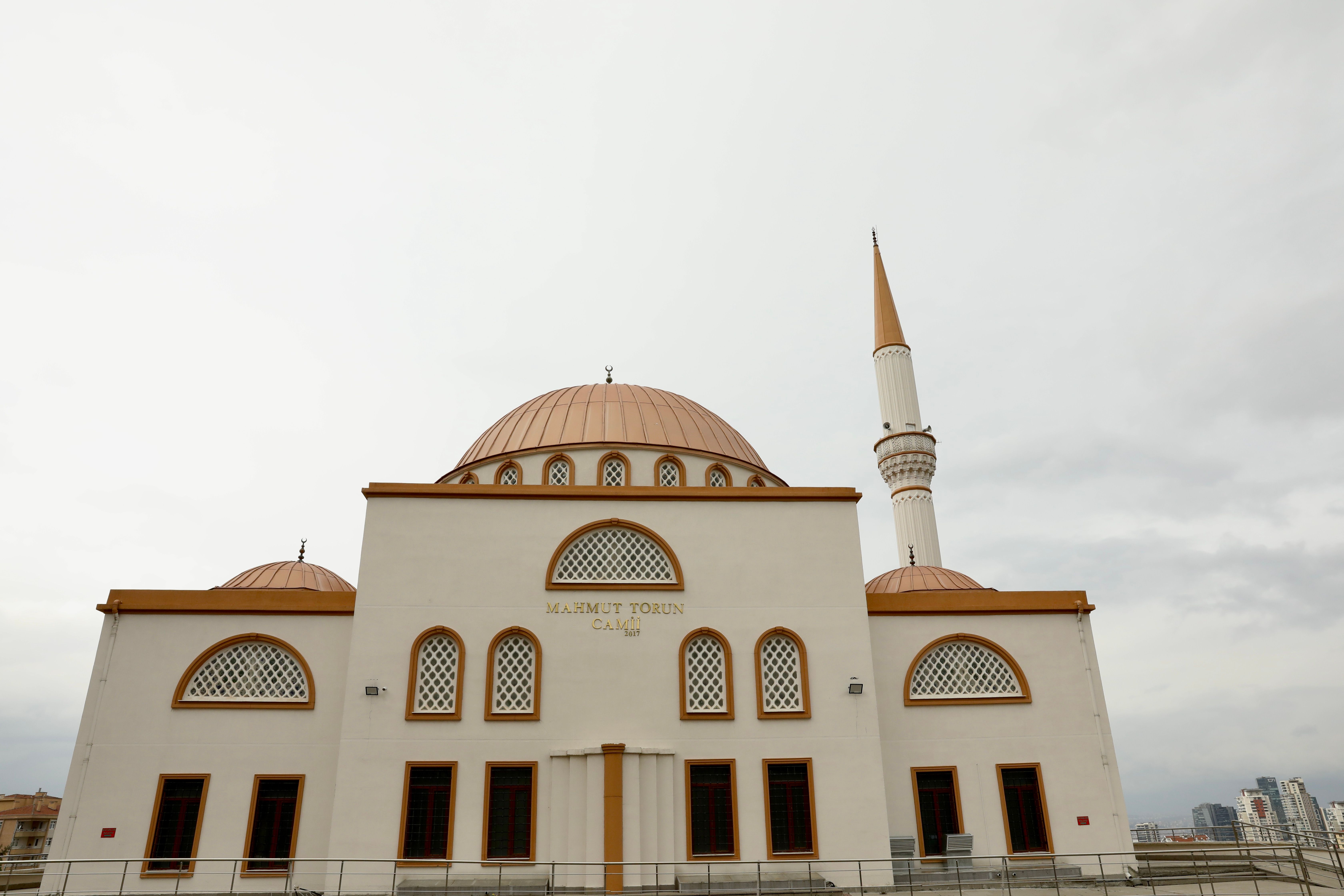Captivating view of a mosque with a dome and minaret in Ankara, Türkiye.
