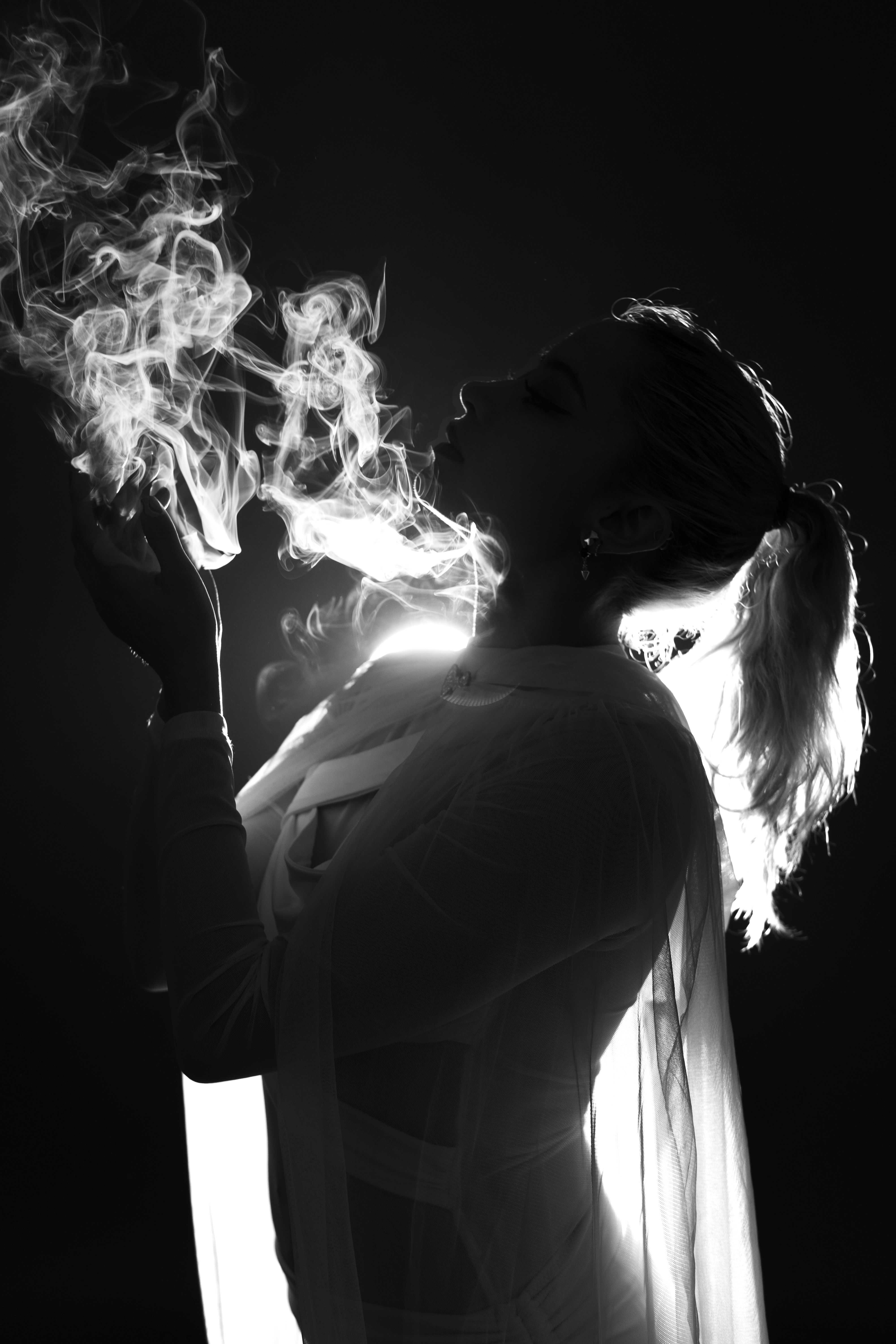Préparation experte de la chicha premium au Club Nijem Guéliz