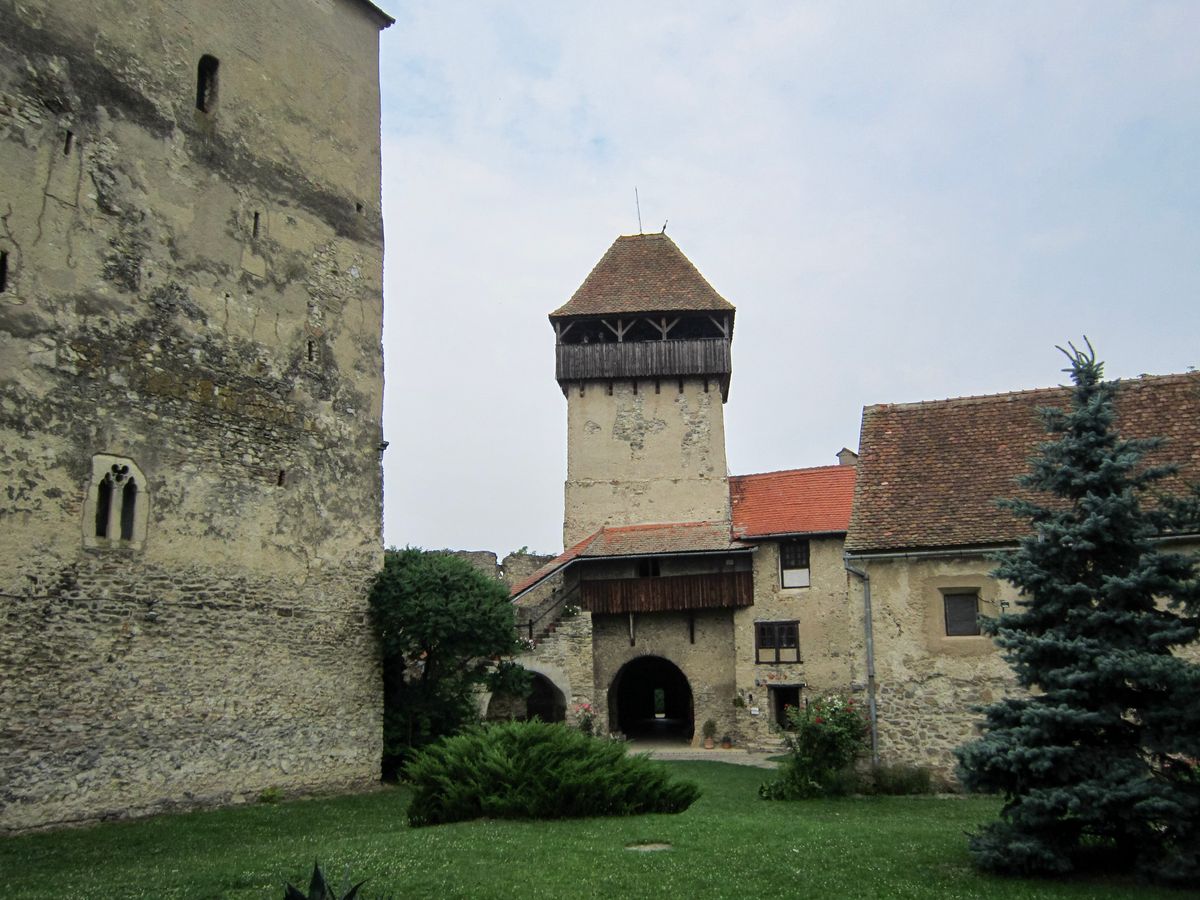 Biserica fortificata cu ziduri si turn medieval