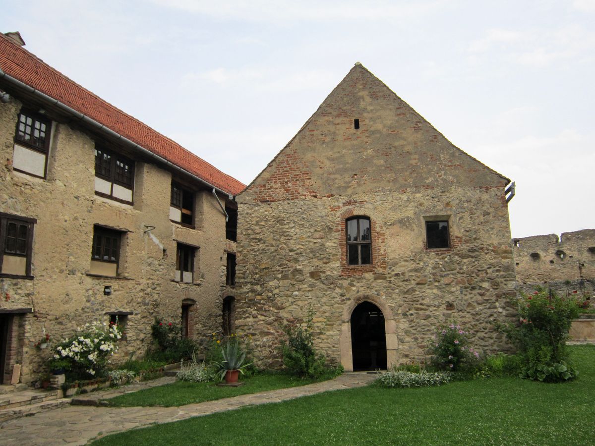 Ziduri si cladiri de piatra ale cetatii de la Calnic