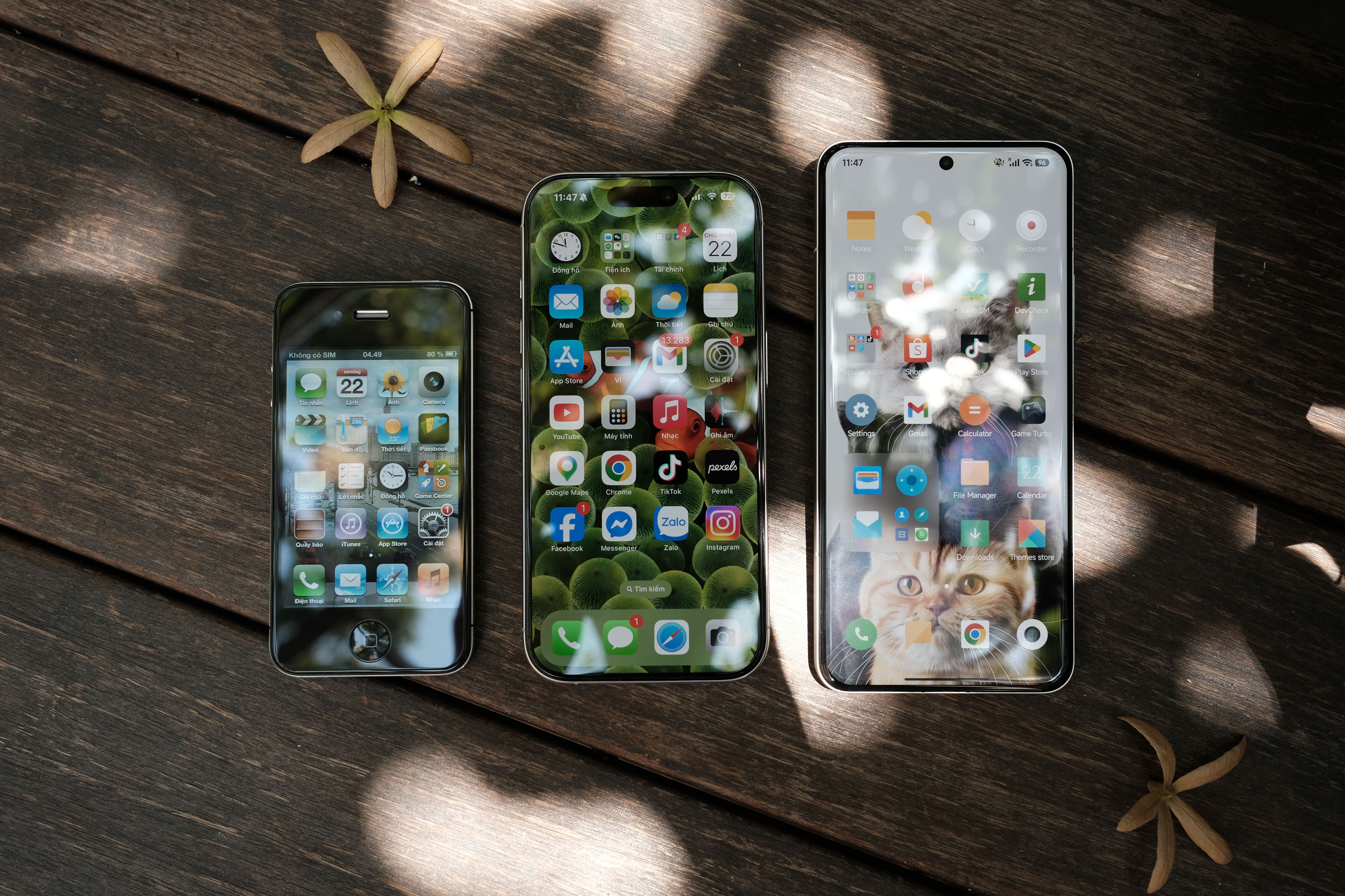 Atualizar apps no celular com vários smartphones mostrando telas iniciais