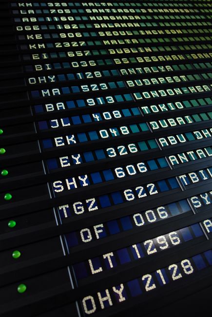인천공항 국제선 출발 안내 전광판과 항공권 가격 변동을 상징하는 이미지