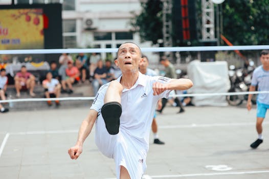 示意图展示仰卧时舌头后坠堵塞气道,侧卧时气道更通畅