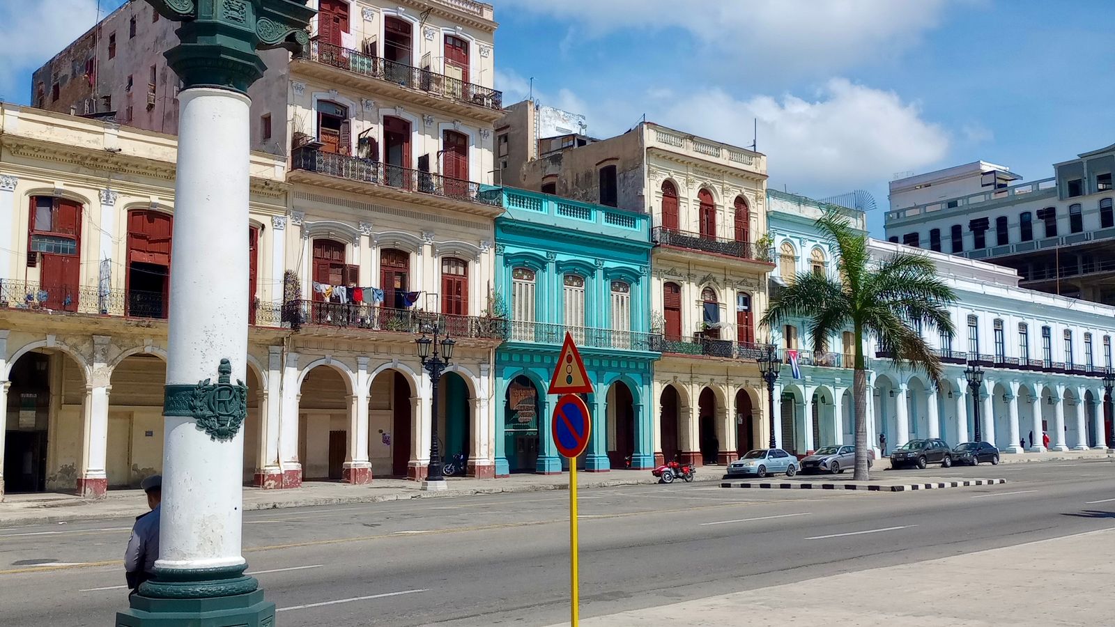 Edifícios coloridos em Havana, Cuba.