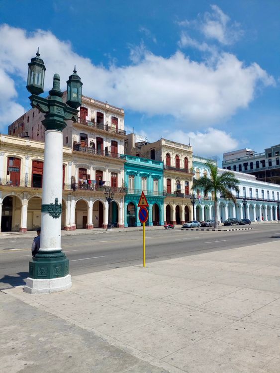 Hawana Colorful Colonial Architecture in Havana, Cuba · Free Stock Photo
