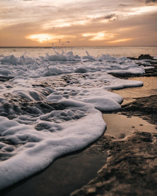 Ücretsiz Gün Batımı Sırasında Kıyıya Düşen Deniz Dalgaları Stok Fotoğraflar