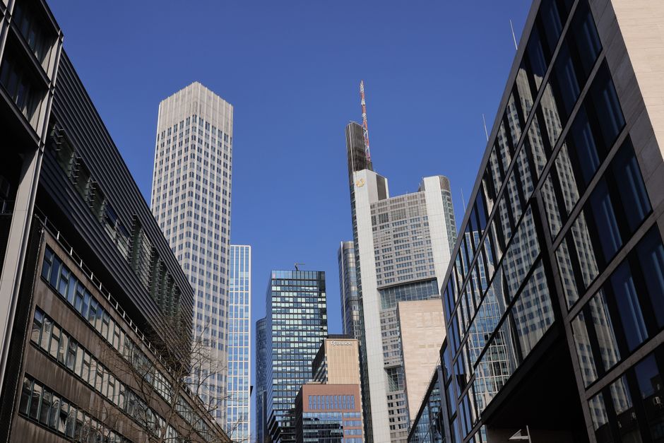 ECB minutes show oil price swings, inflation risks remain