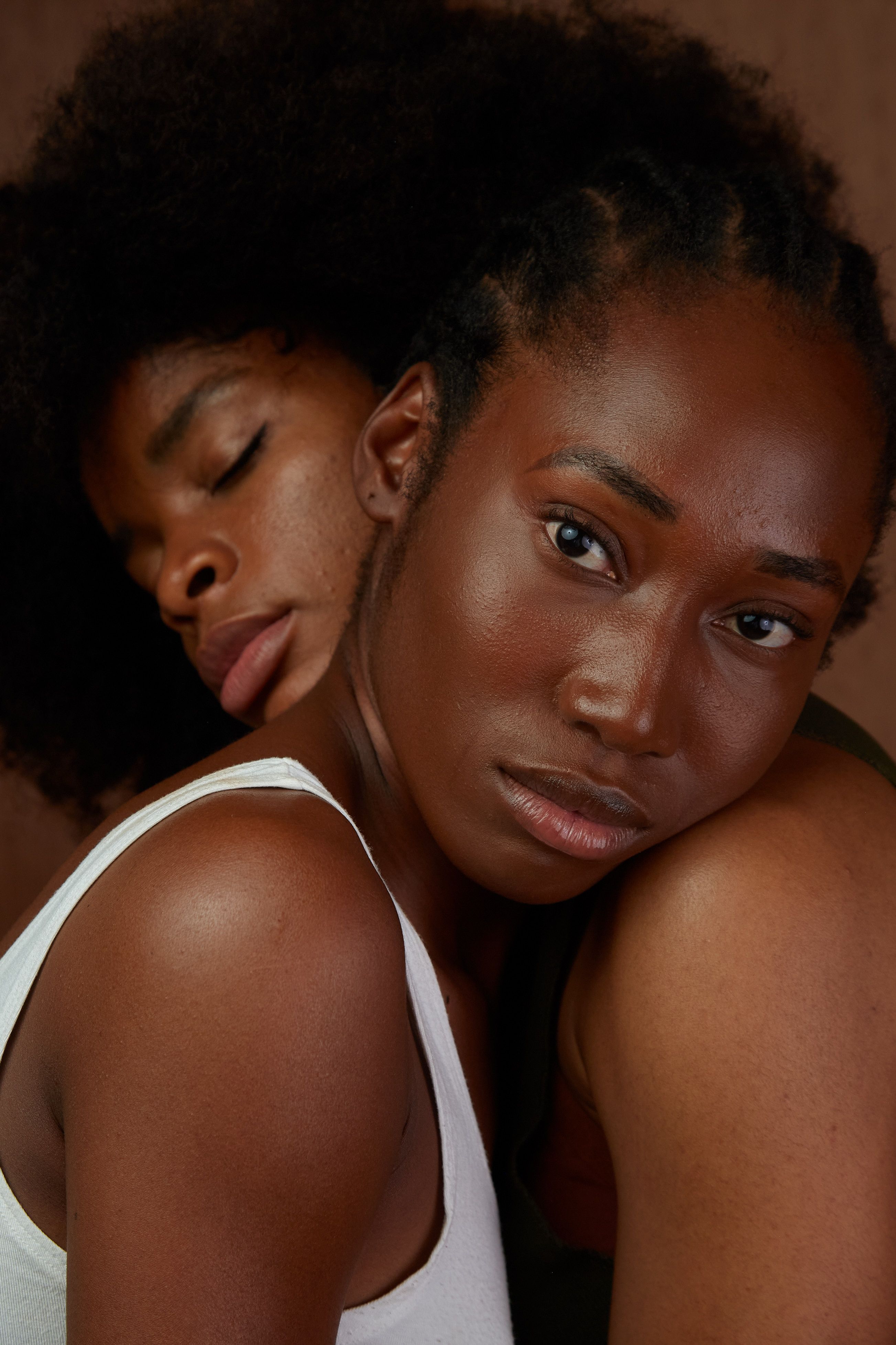 Retrato íntimo De Duas Mulheres Se Abraçando · Foto profissional gratuita