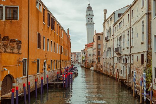 Charming canal view featuring historic architecture in Venezia, Italia.