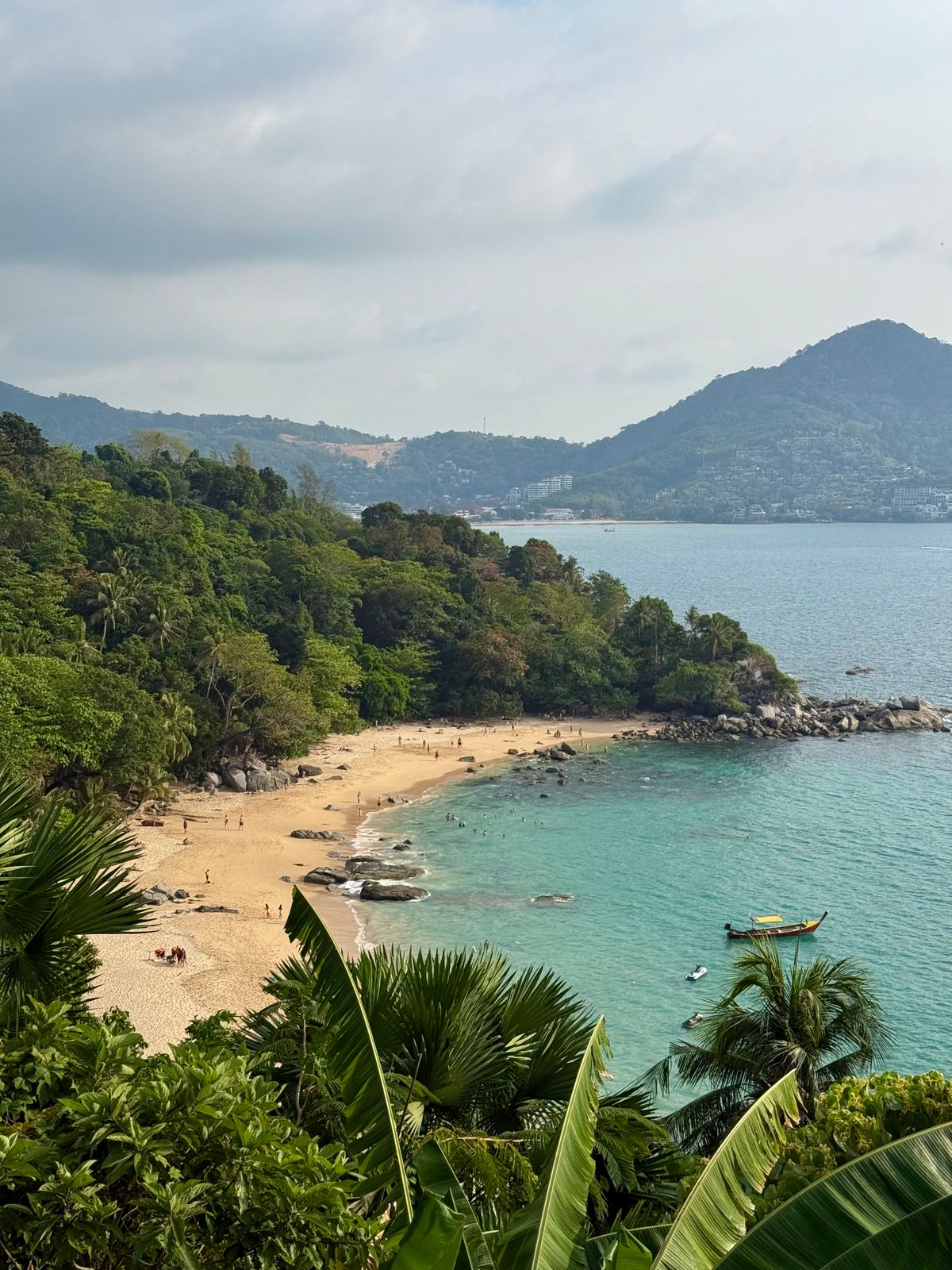 Kamala Beach - apă turcoaz și palmieri în Phuket