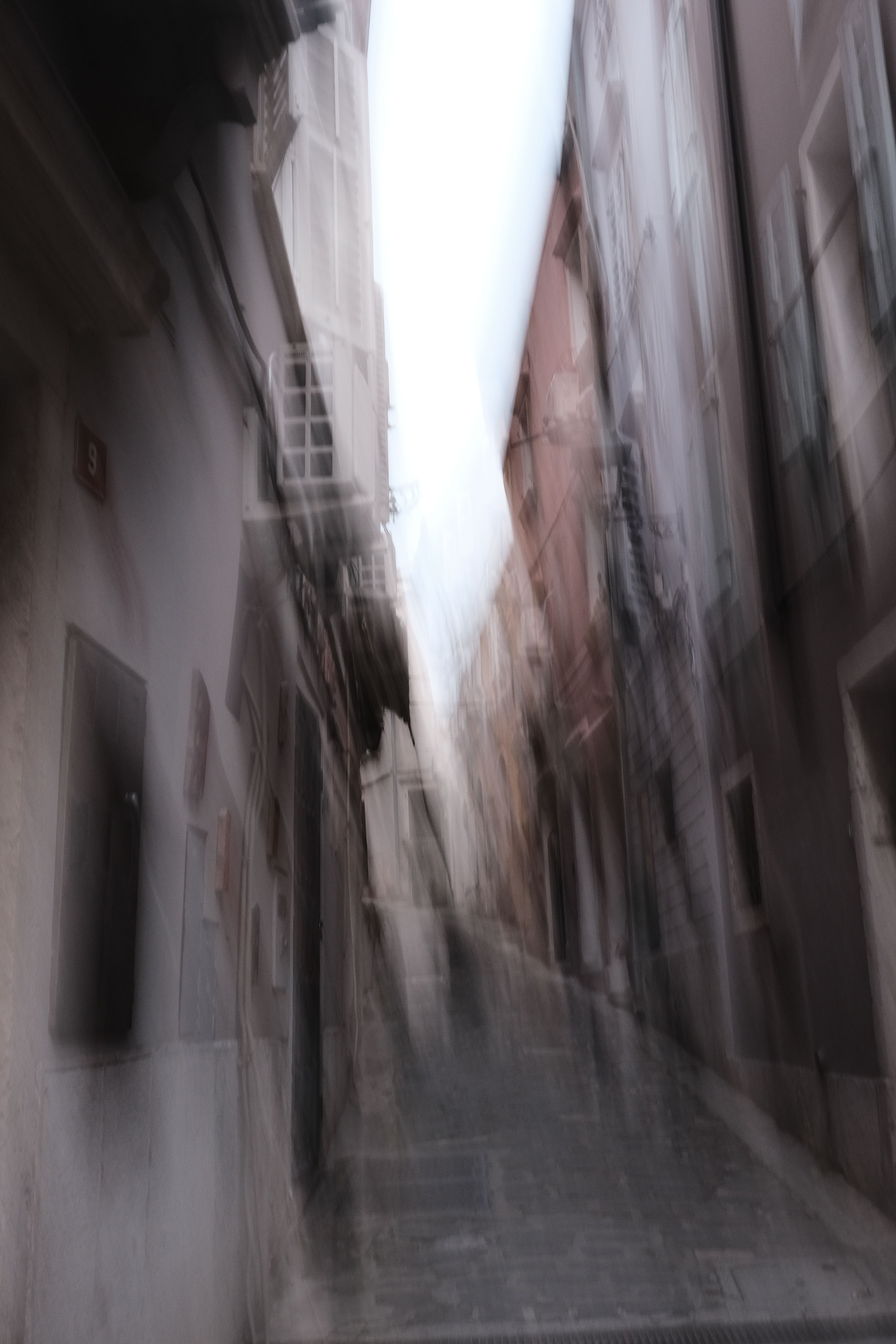 De franc Imatge abstracta borrosa d'un estret carreró urbà, que evoca moviment i misteri. Foto d'estoc