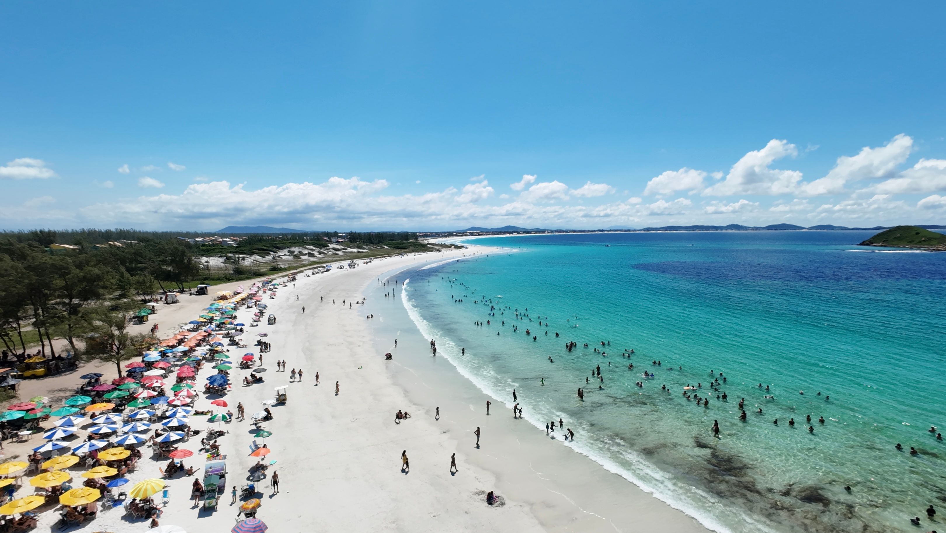 Vista aérea das praias do litoral gaúcho em dia de sol