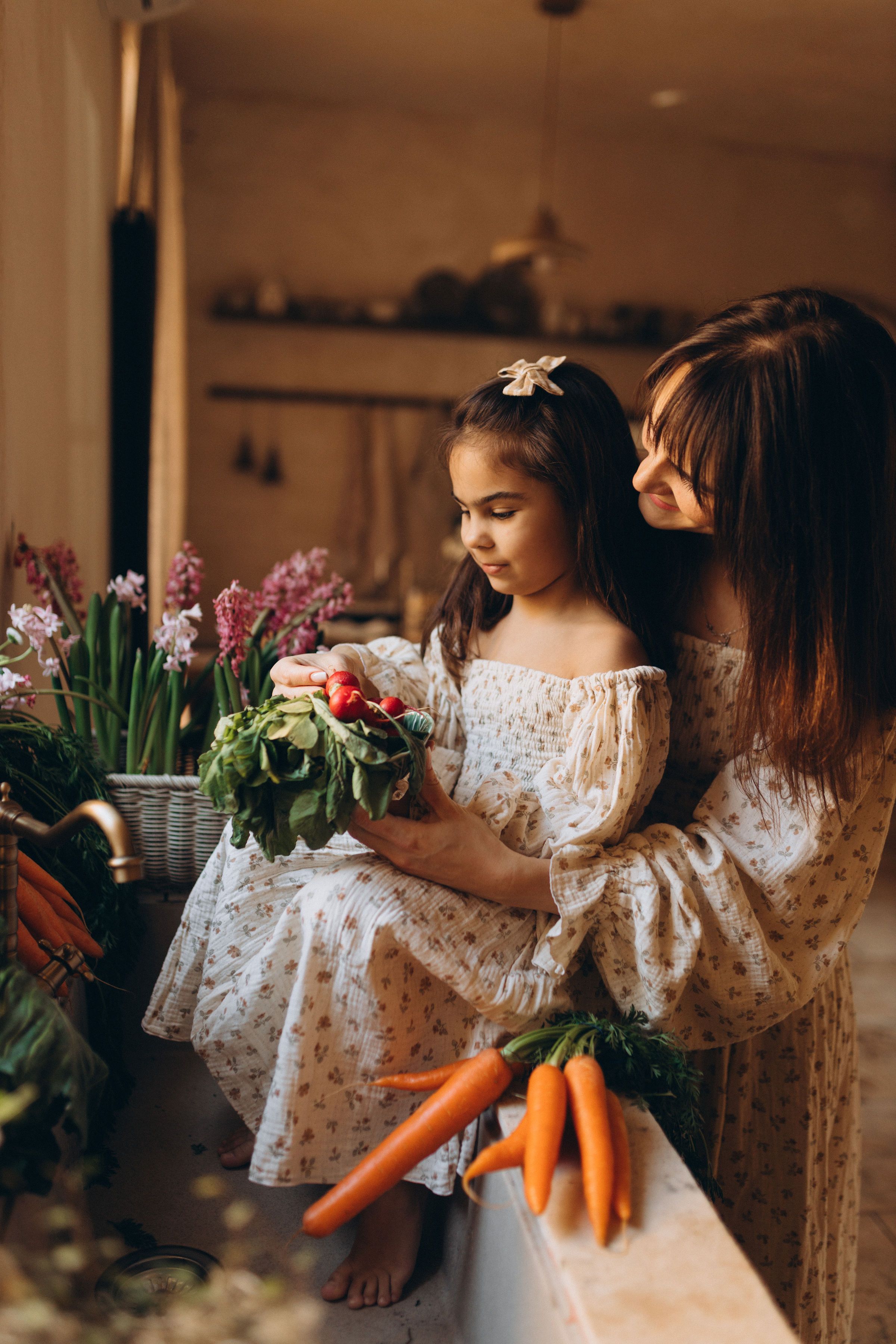 Mutter Und Tochter Bereiten Frisches Gartengemüse Zu · Kostenloses ...