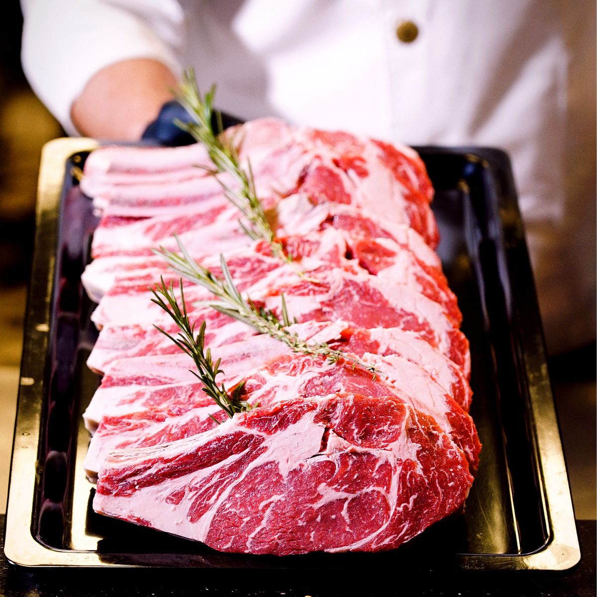 Costolette di agnello crude guarnite con rosmarino
