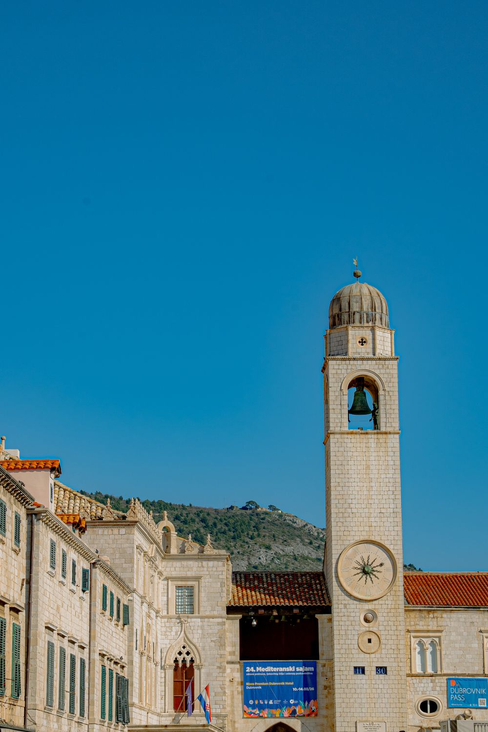 Torre del reloj de Dubrovnik bajo cielo despejado
