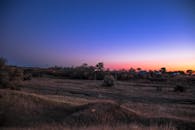 黄昏的天空下，宁静的农村景观正从白天过渡到夜晚
