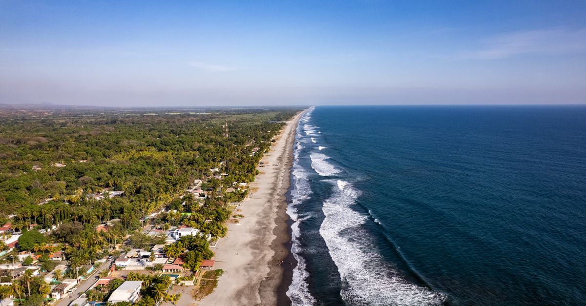 Impresionante vista aérea de la costa de La Libertad en El Salvador, que captura la vibrante playa y el paisaje circundante. Impresionante vista aérea de la costa de La Libertad en El Salvador, que captura la vibrante playa y el paisaje circundante.
