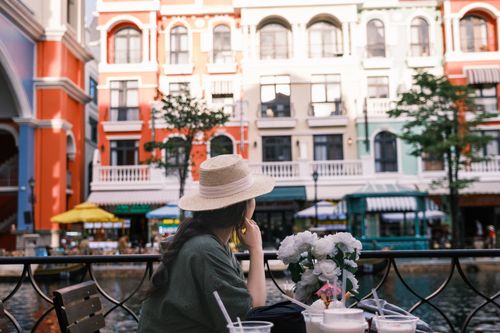 A relaxed moment at an outdoor café
