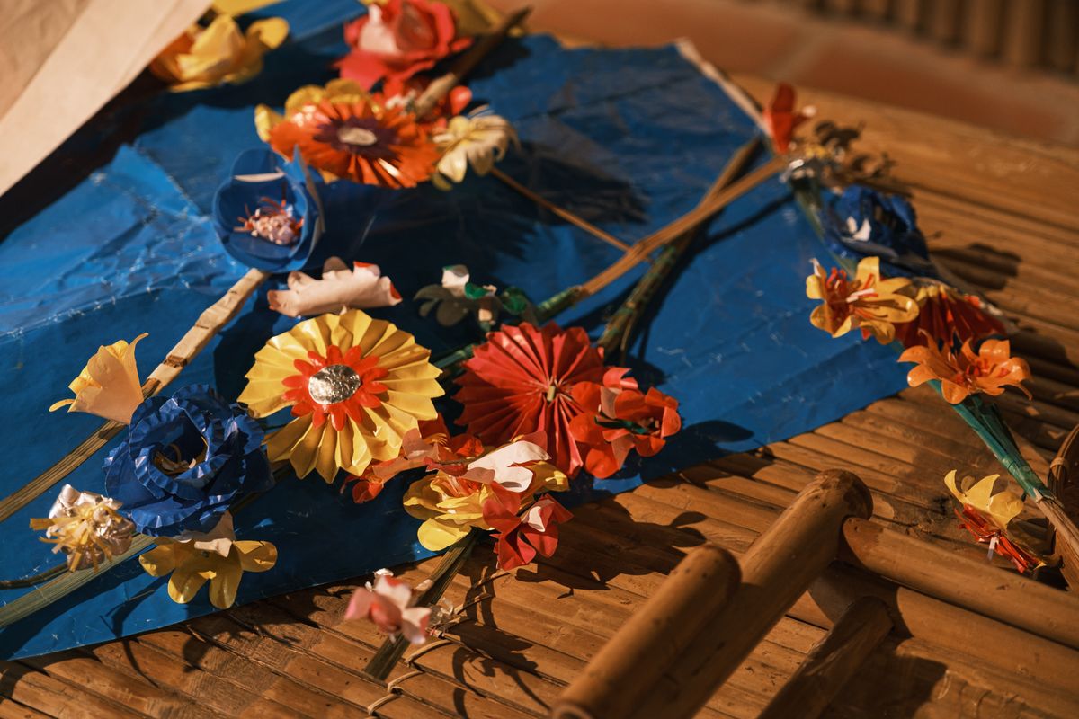 Phụ liệu làm hoa giấy handmade trên bàn làm việc