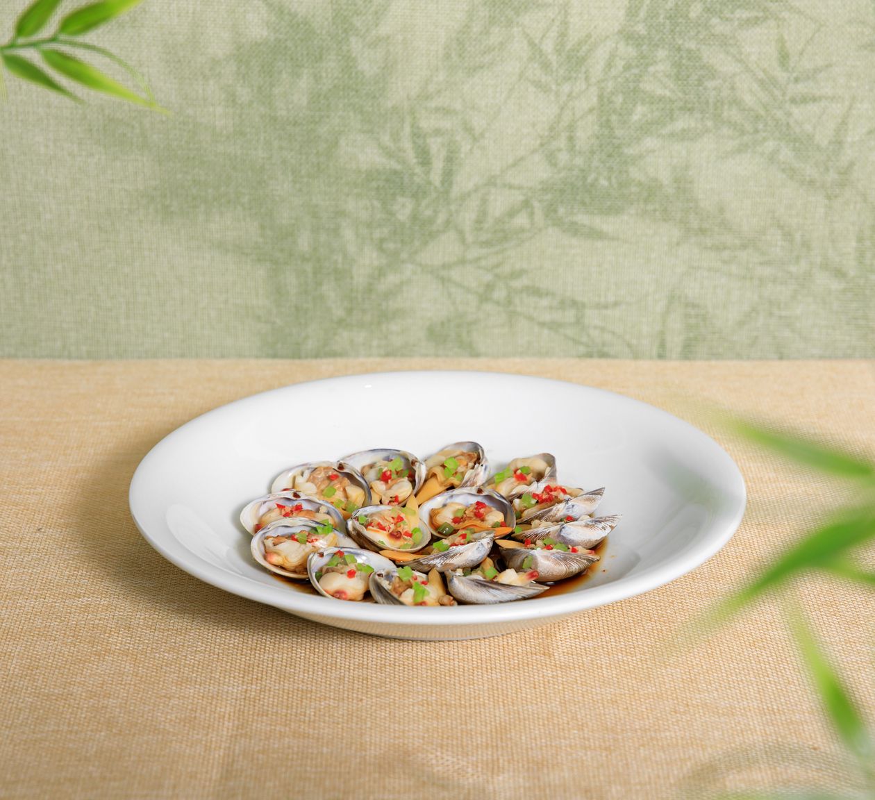 Nghêu hấp sả ớt bày cùng rau thơm