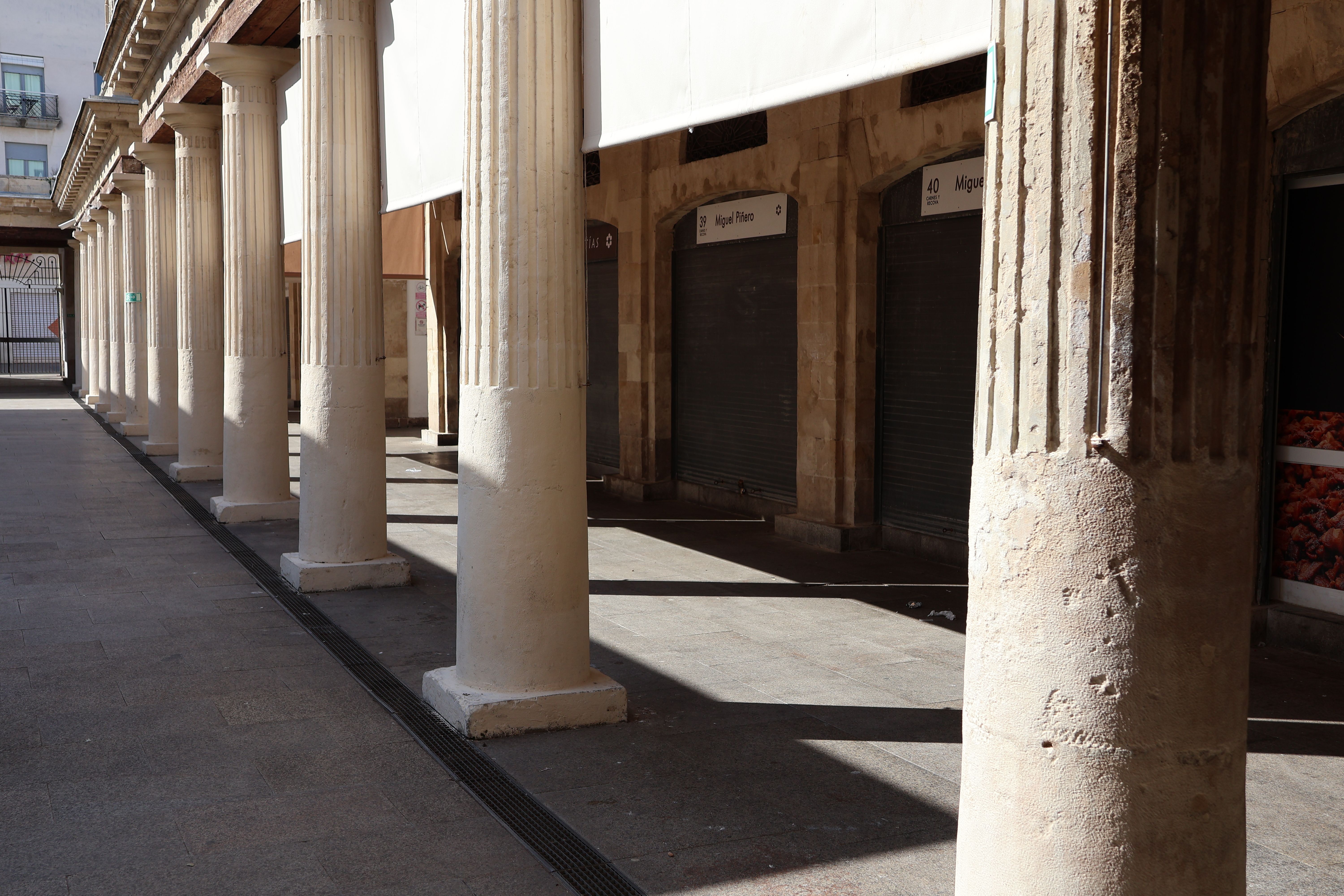 columnas que enmarcan los puestos de la plaza