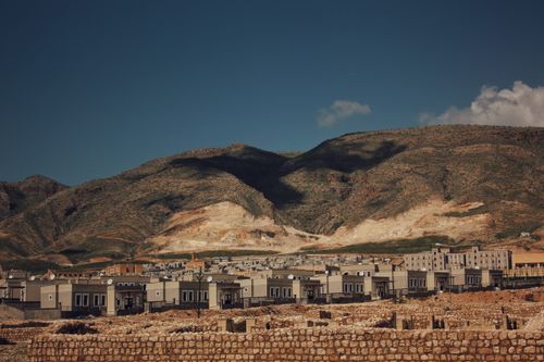 Free Discover the blend of modern architecture and natural beauty in Hasankeyf, Türkiye. Stock Photo