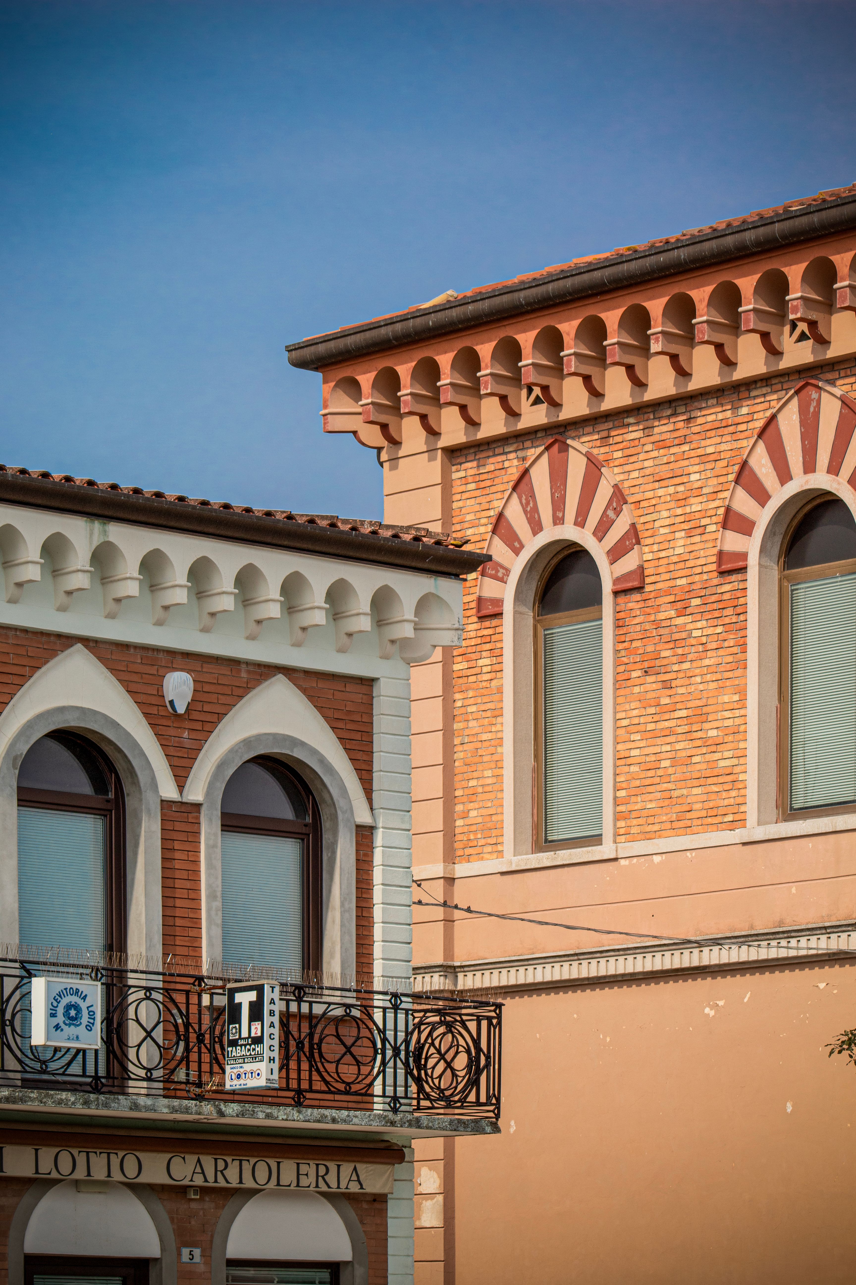 Gratis Immagini dell'architettura tradizionale italiana a Marano Lagunare, che mettono in risalto le intricate murature in mattoni e il design delle finestre. Foto a disposizione