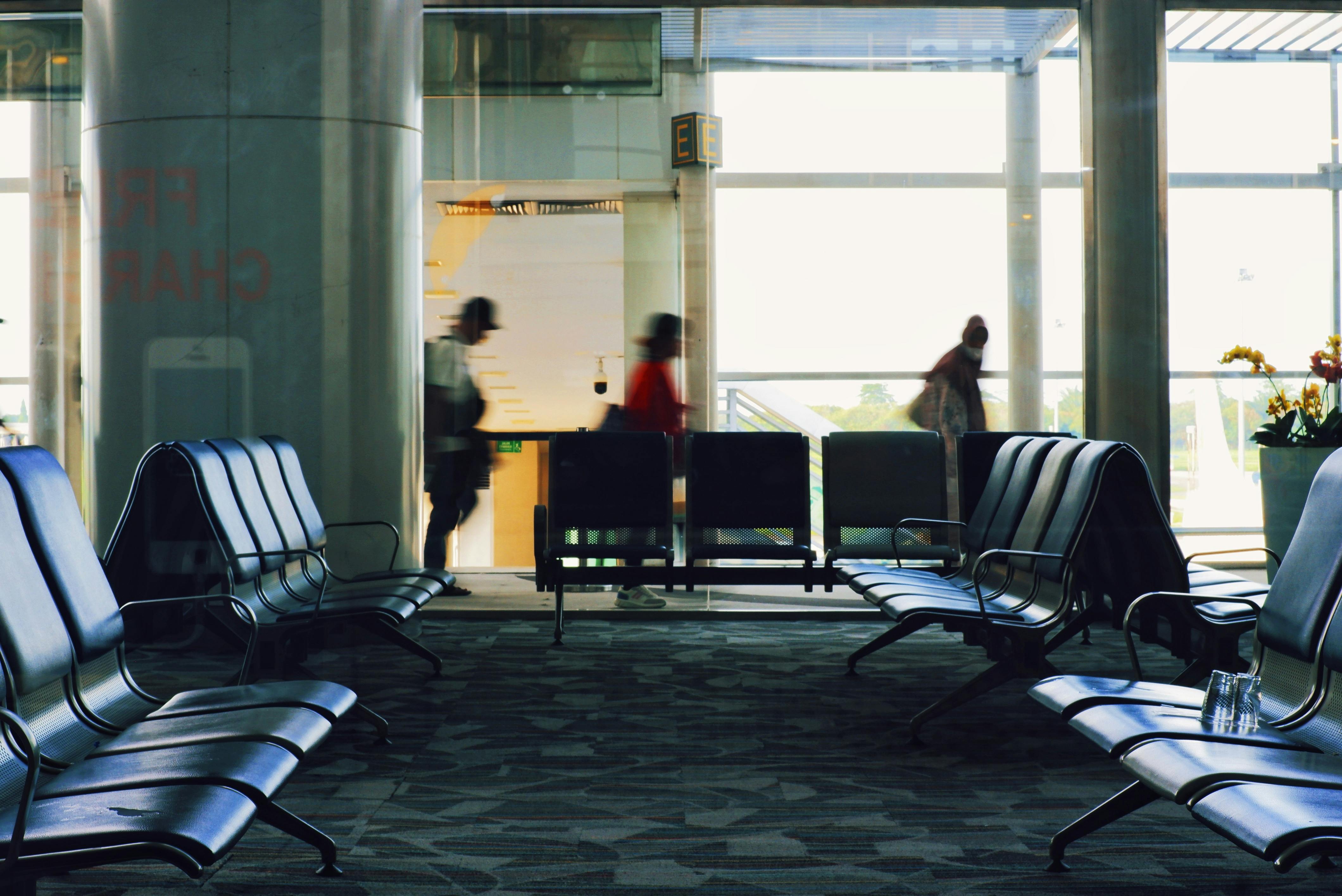 Porte d'embarquement vide dans un aéroport