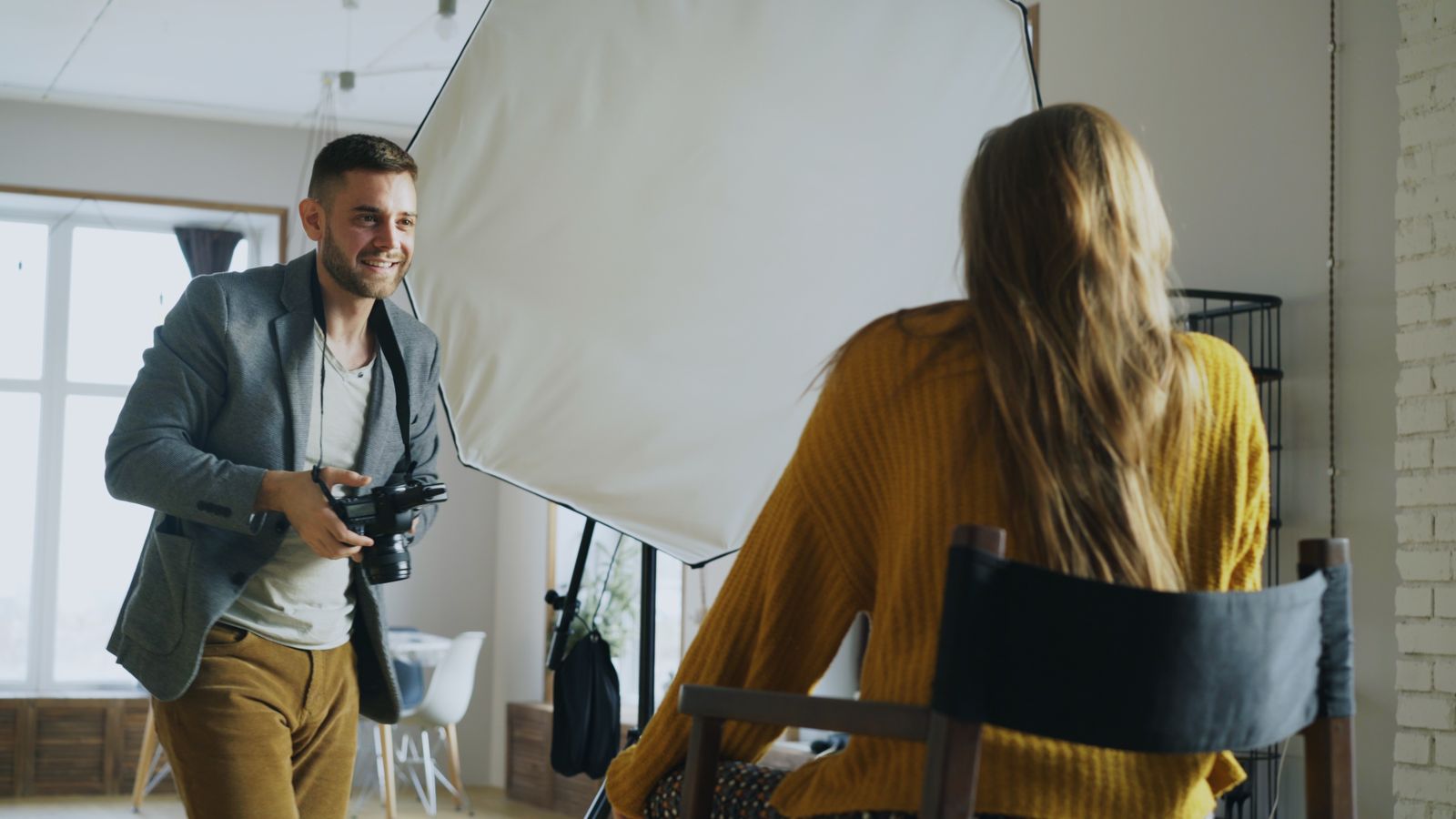 Fotograf leuchtet ein Shooting aus – eigene Bilder entstehen dort, wo dein Betrieb wirklich arbeitet.