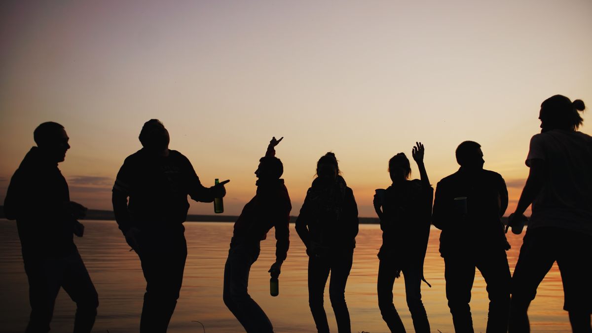 Sunset Beach Party en la Malvarrosa — DJ, fuego y baño de noche