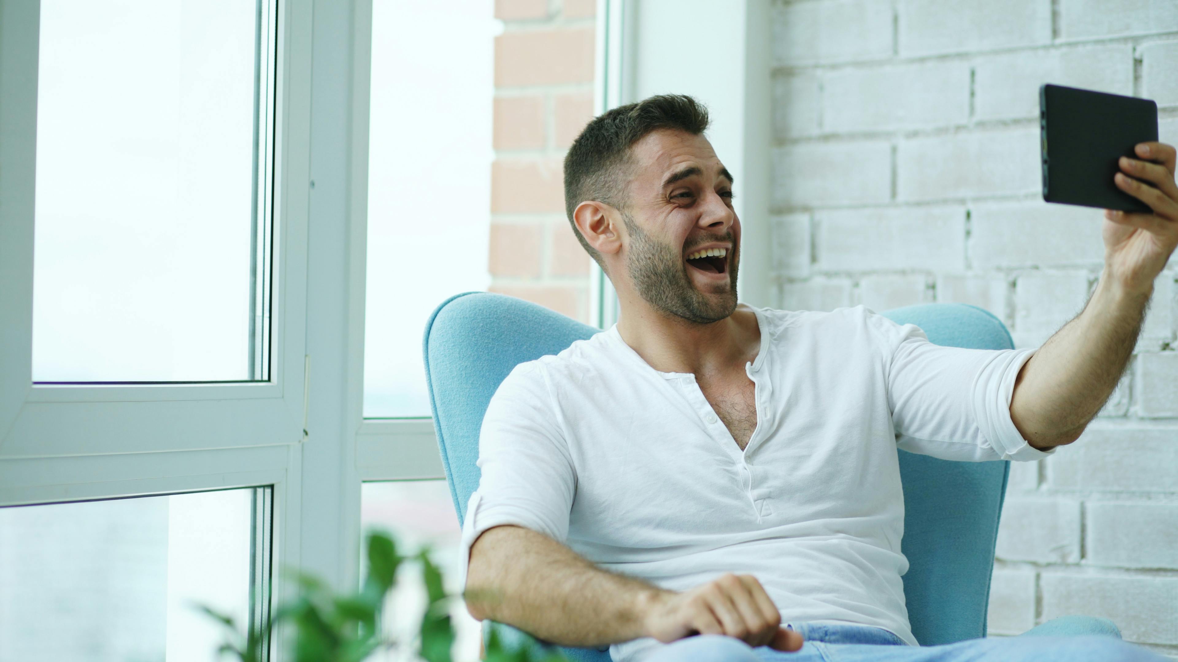 Say bye to doomscrolling, experts say these grandma hobbies and crafts are trending — Photo by Vitaly Gariev on Pexels