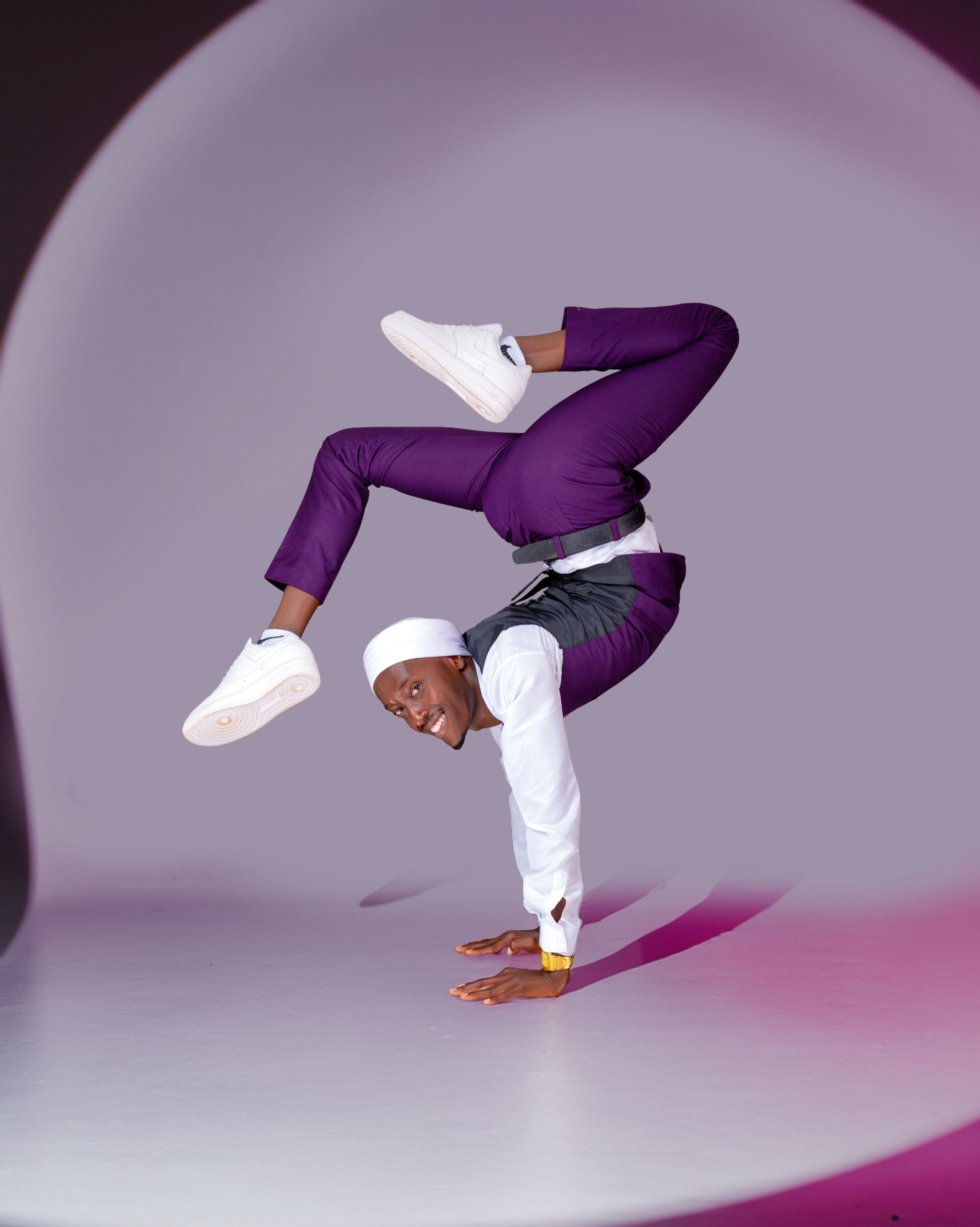 Dynamic Handstand in Stylish Attire · Free Stock Photo