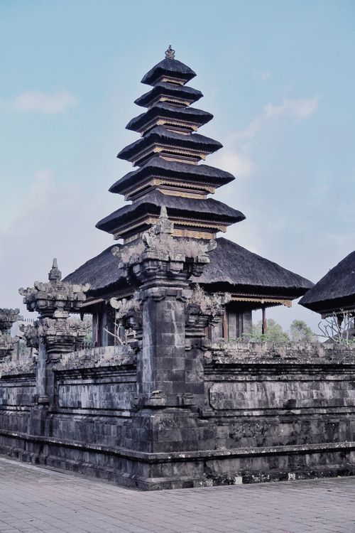 Free Bali's iconic temple showcasing traditional architecture against a serene morning sky. Stock Photo