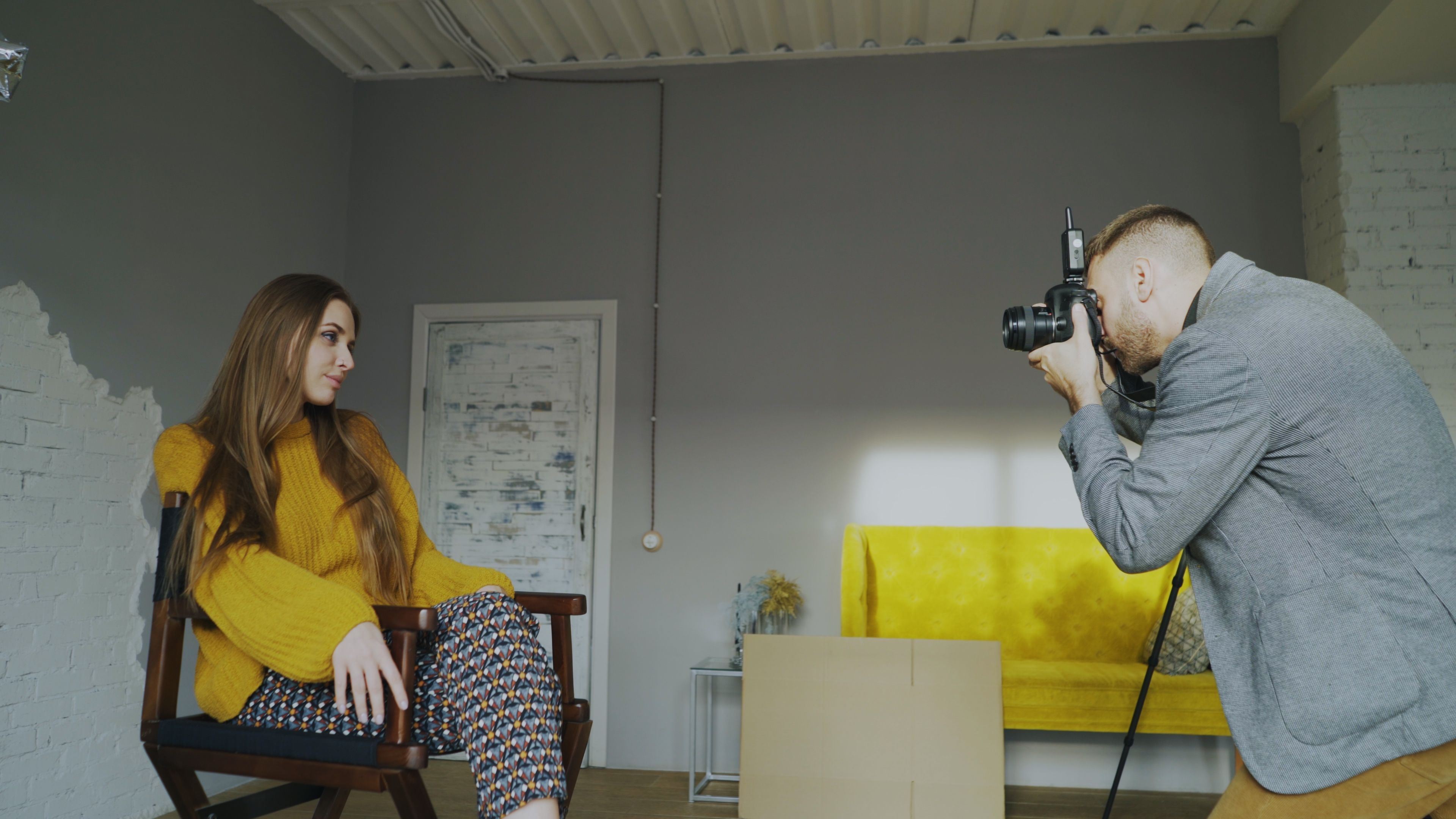Fotógrafo usando flash Profoto com câmera Sony em sincronização de alta velocidade ao ar livre