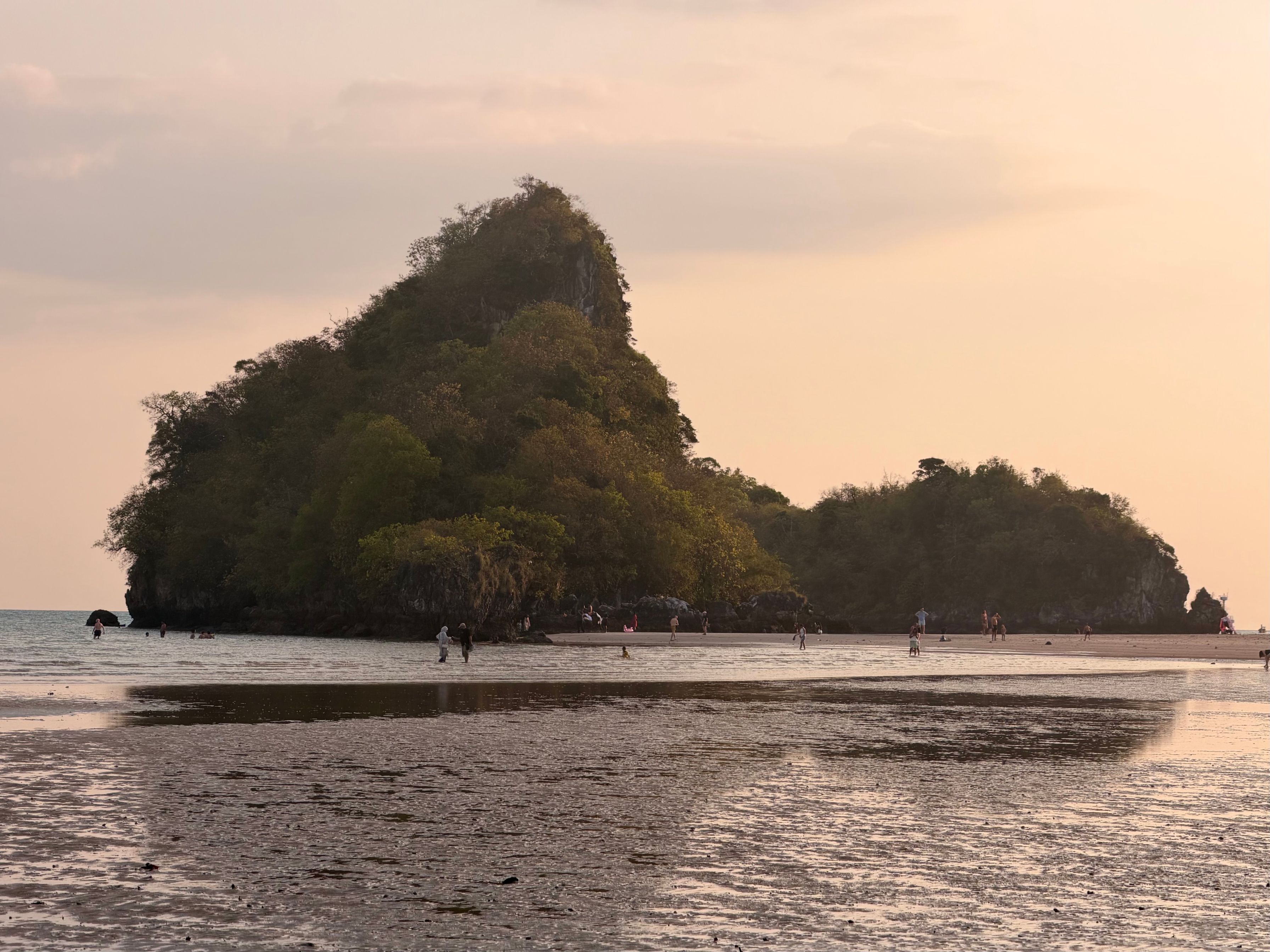 Ao Leuk Beach