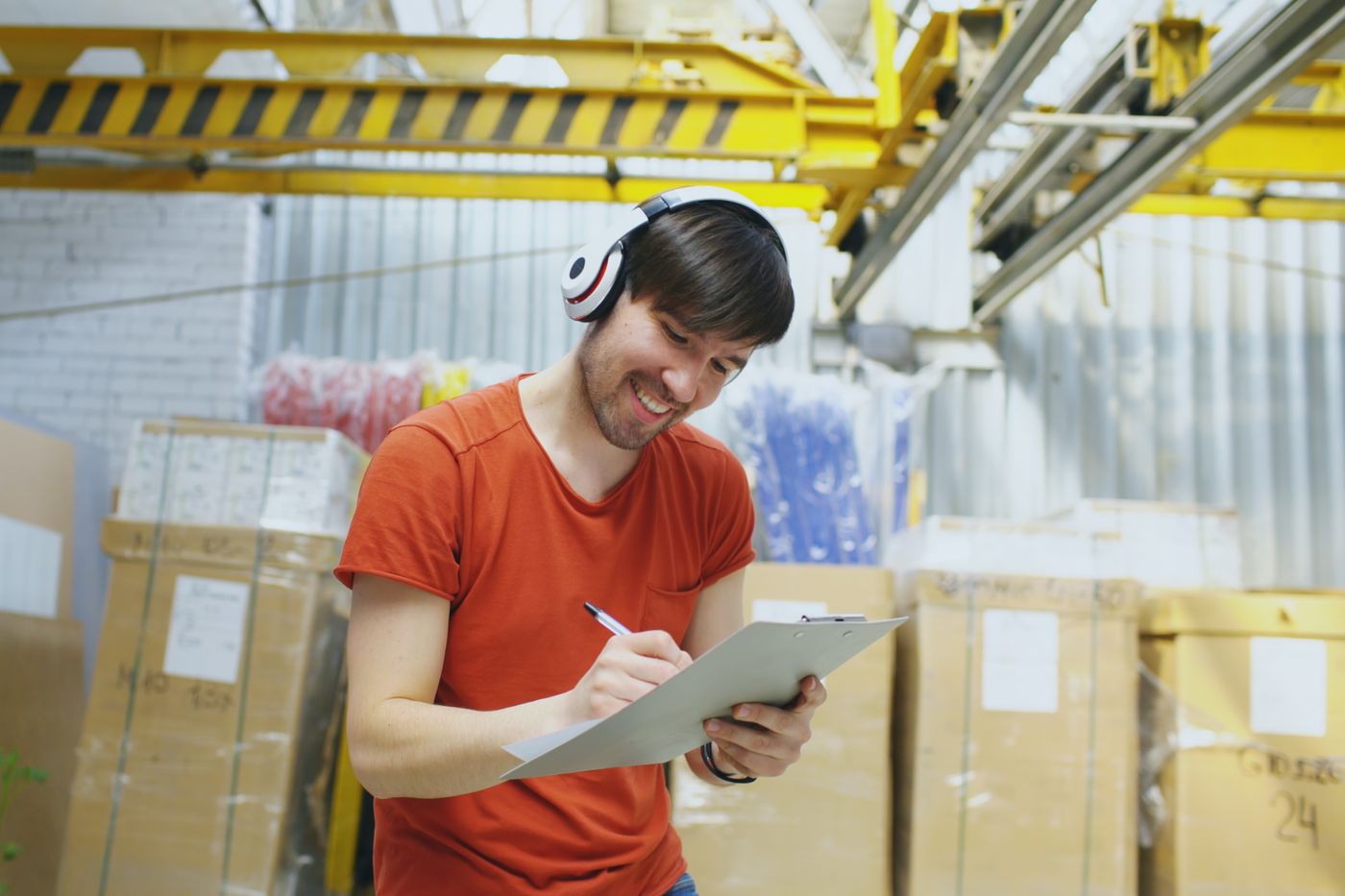 Travailleur consignant des informations sur une fiche