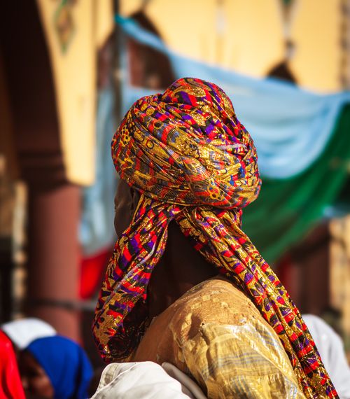 Free Colorful traditional turban worn by a person during an outdoor cultural festival, rich in detail. Stock Photo