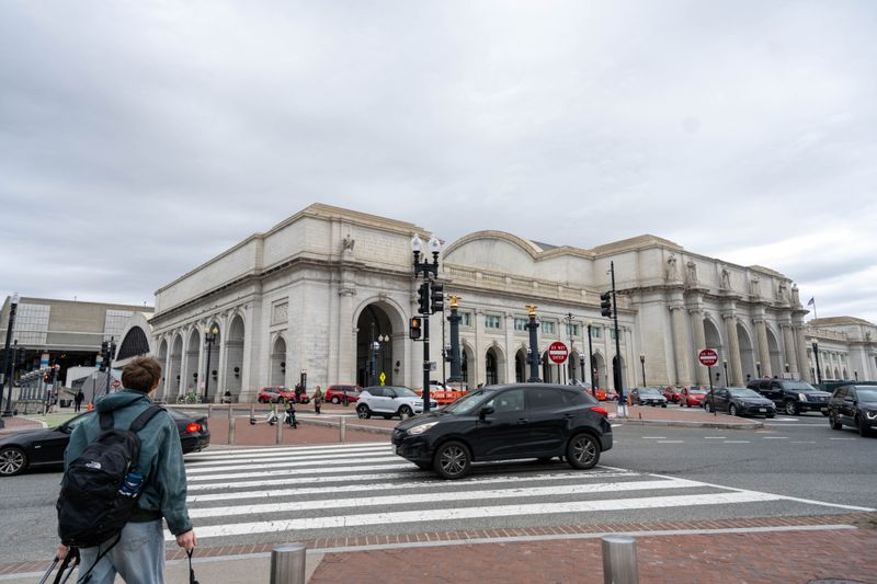 Union Station in Washington DC with pedestrians and traffic out front