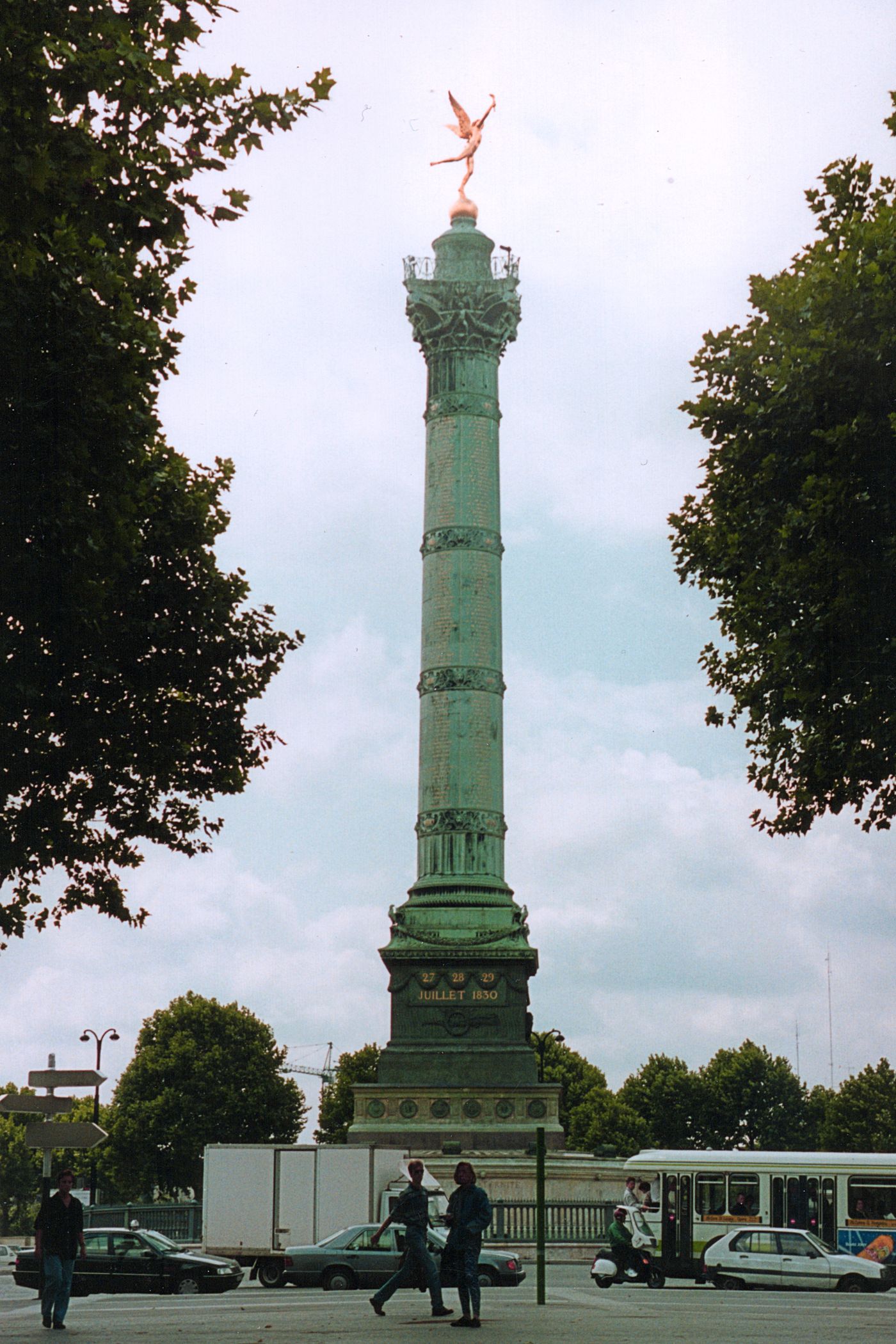 La colonne de Juillet sur la place de la Bastille à Paris, sous un ciel nuageux