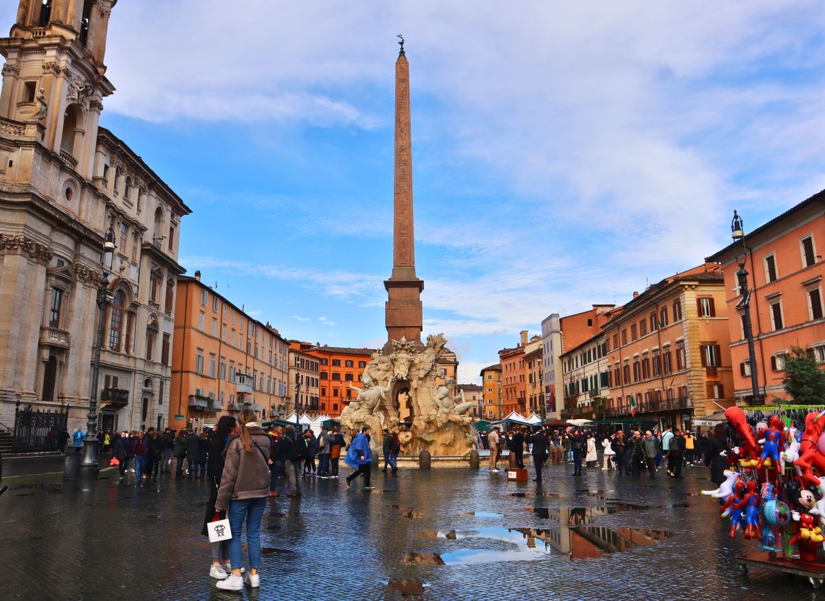 Piazza Navona din Roma, cu Fântâna celor Patru Fluvii și clădirile din jur